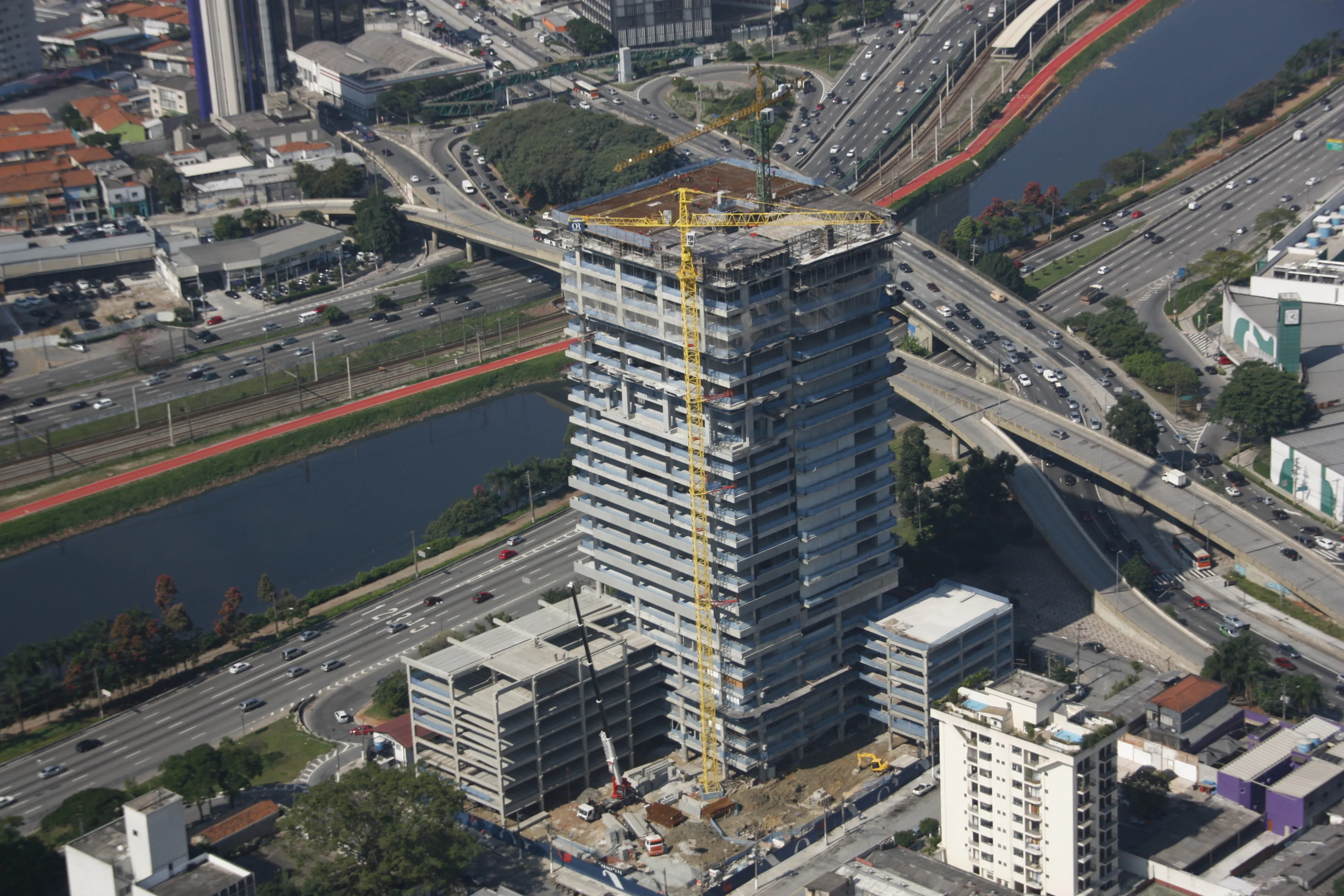 Segmento de compras e serviços Cassol Pré-Fabricados, estruturas robustas e modernas de concreto pré-fabricado para grandes projetos comerciais e de serviços