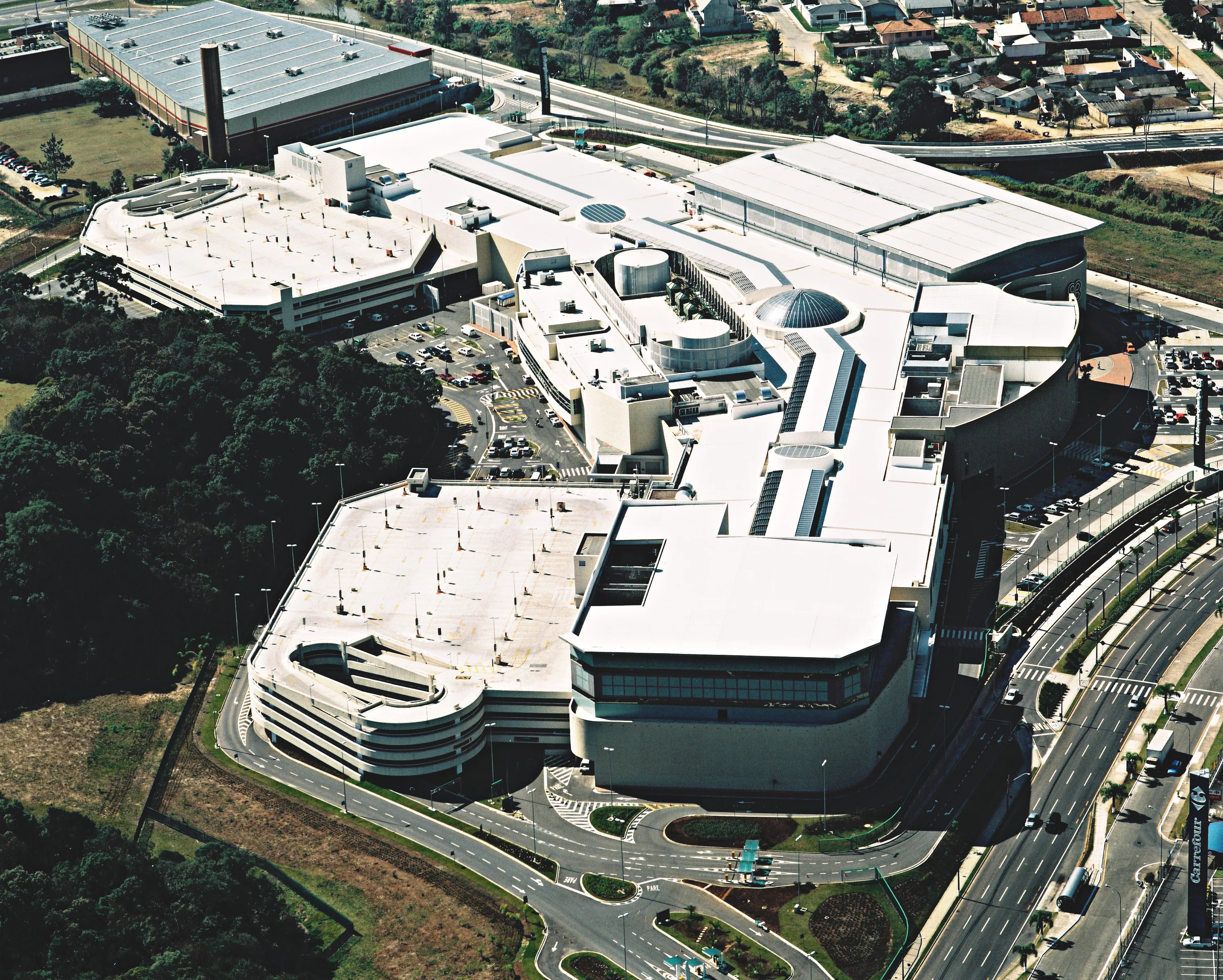 Segmento de compras e serviços Cassol Pré-Fabricados, estruturas robustas e modernas de concreto pré-fabricado para grandes projetos comerciais e de serviços