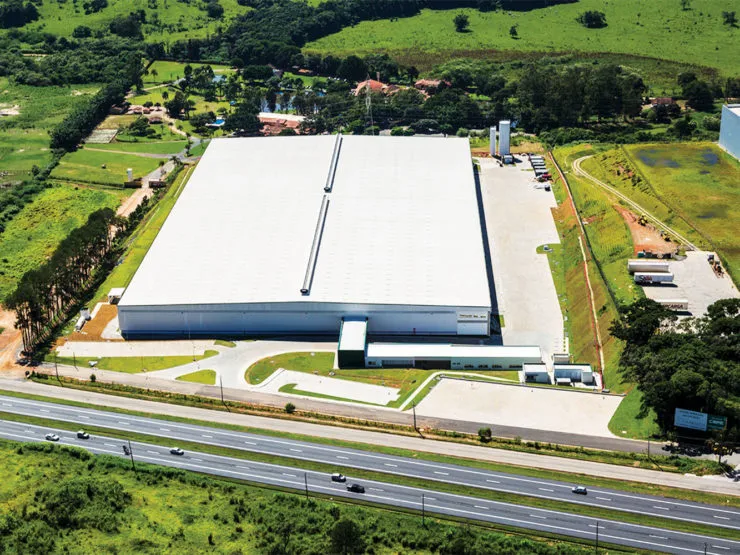 Soluções de concreto pré-fabricado para logística e armazenamento eficiente