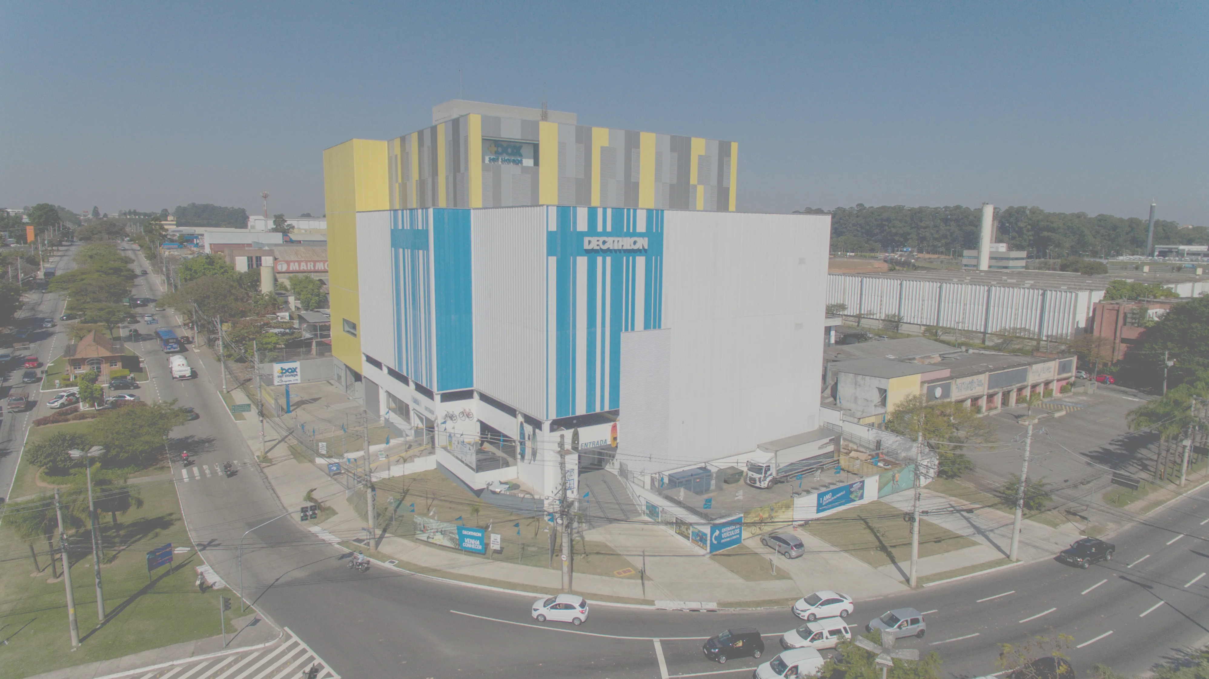 Segmento de compras e serviços Cassol Pré-Fabricados, estruturas robustas e modernas de concreto pré-fabricado para grandes projetos comerciais e de serviços