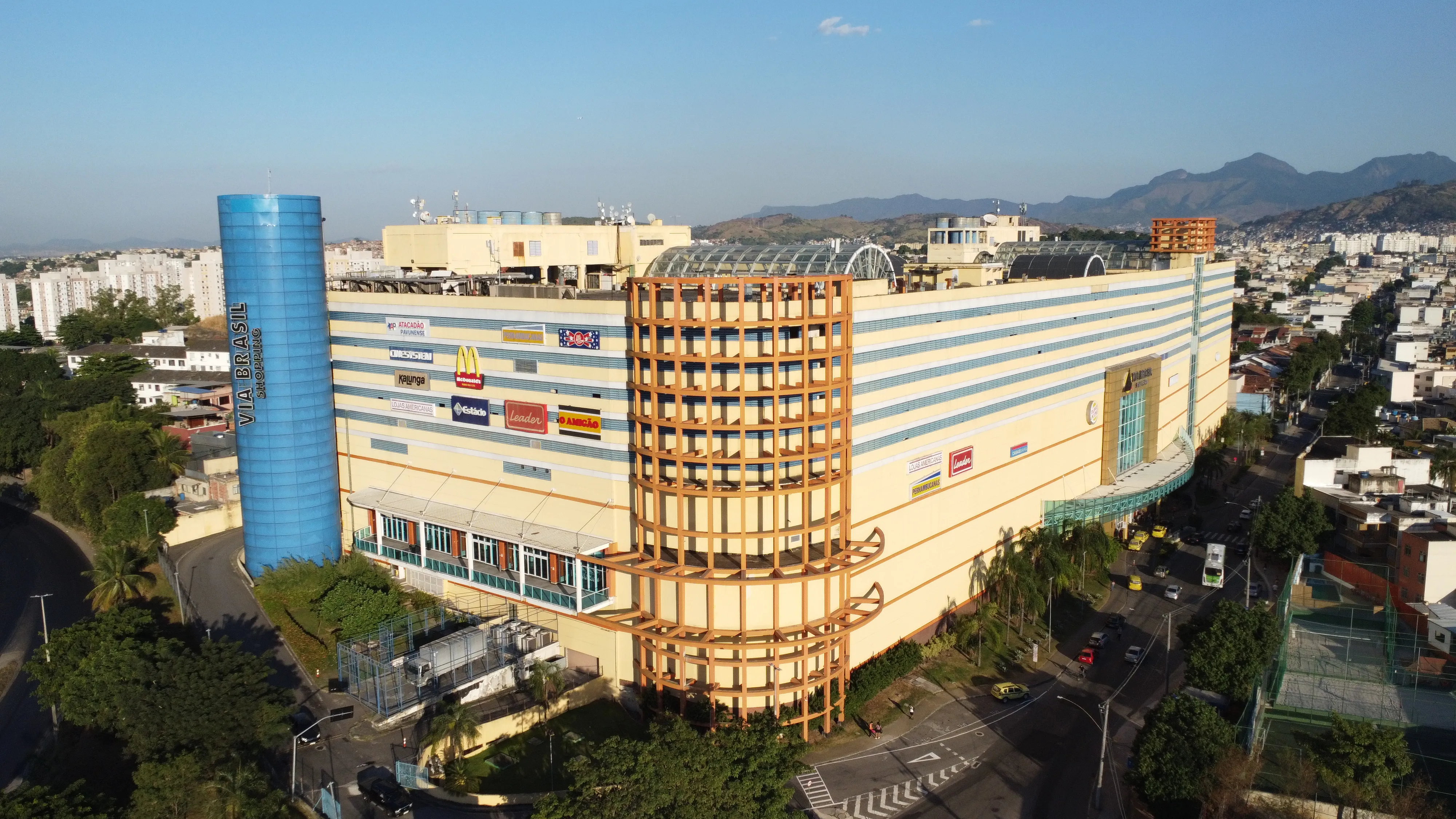 Segmento de compras e serviços Cassol Pré-Fabricados, estruturas robustas e modernas de concreto pré-fabricado para grandes projetos comerciais e de serviços