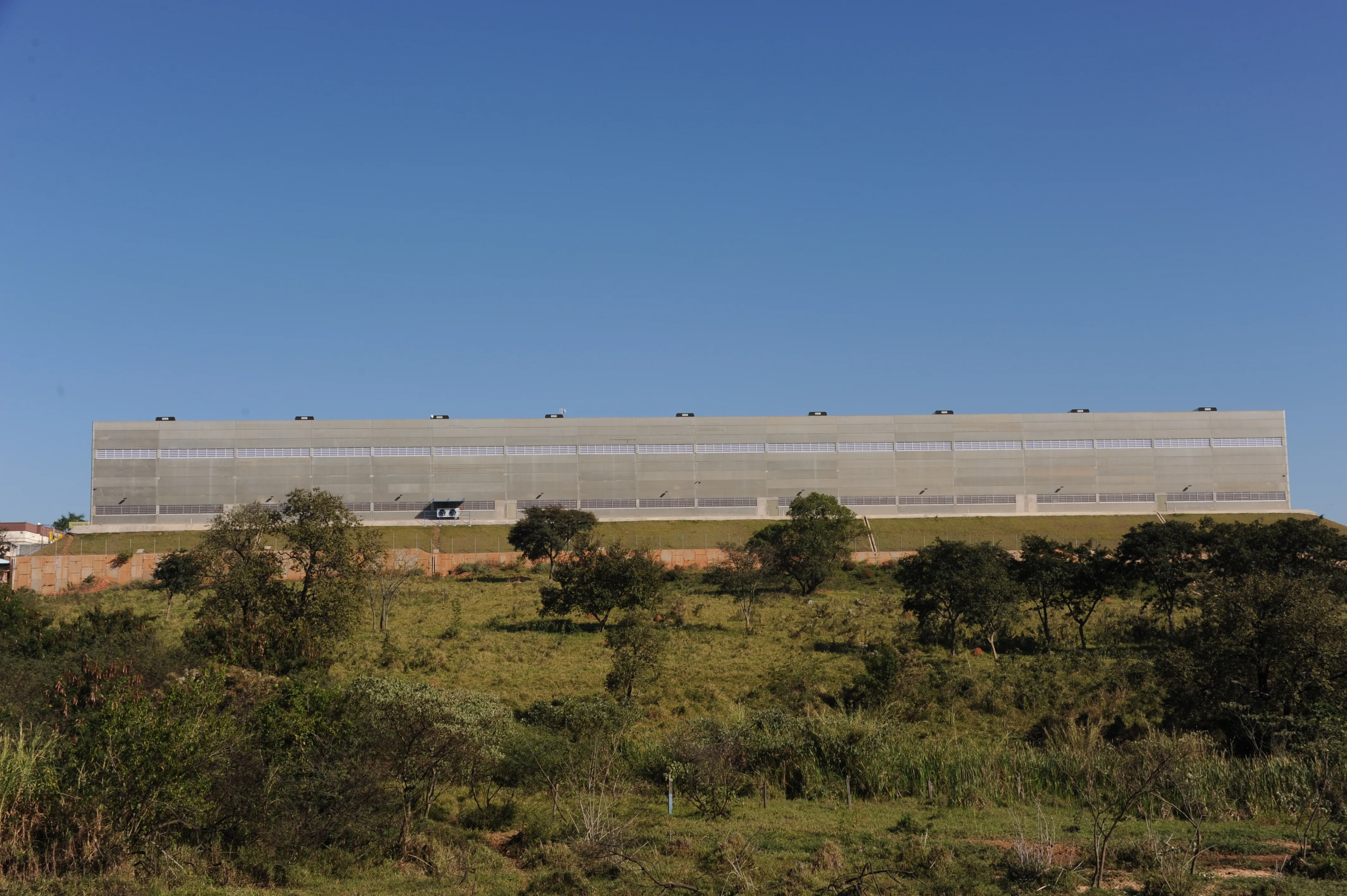Soluções de concreto pré-fabricado para logística e armazenamento eficiente