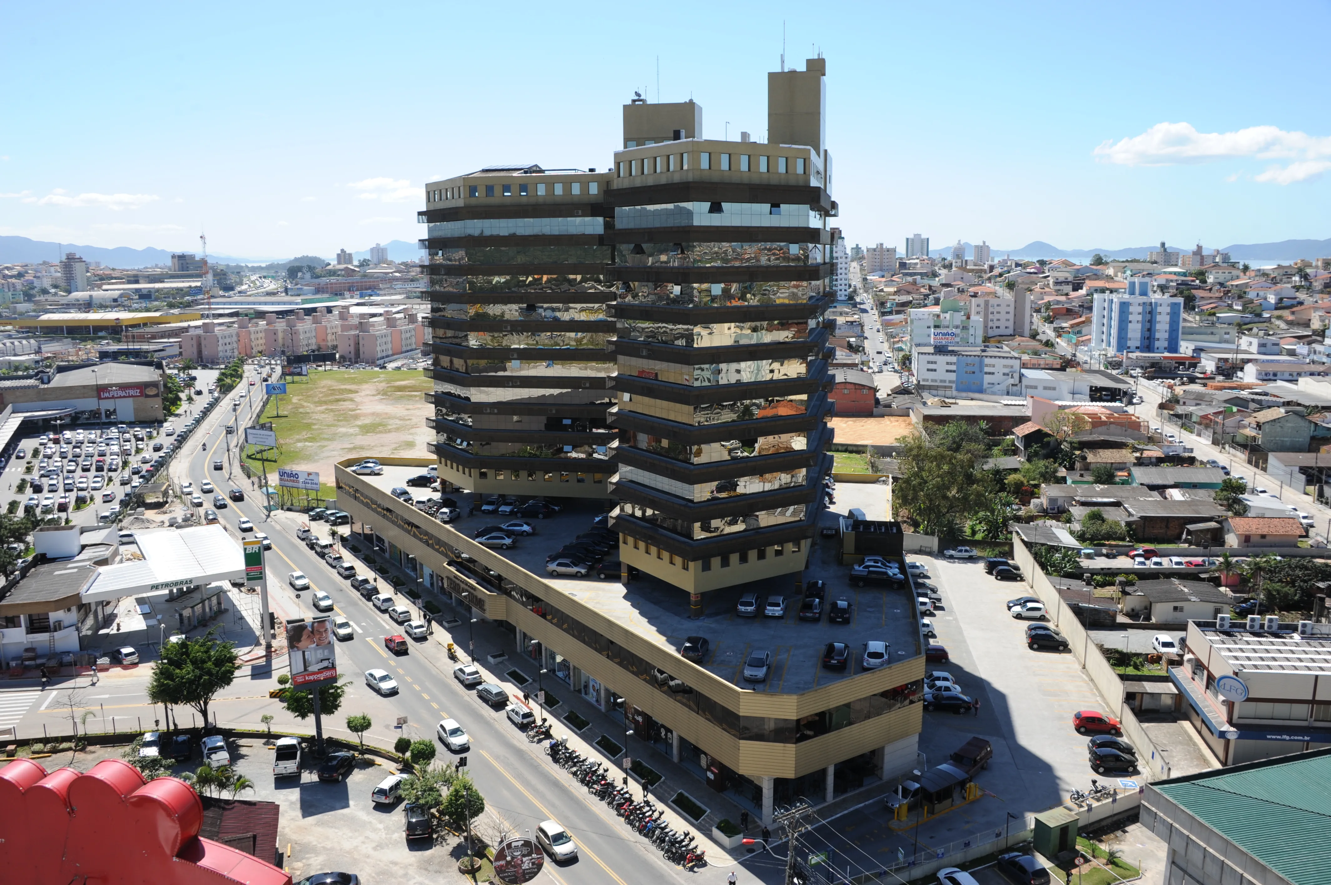 Segmento de compras e serviços Cassol Pré-Fabricados, estruturas robustas e modernas de concreto pré-fabricado para grandes projetos comerciais e de serviços