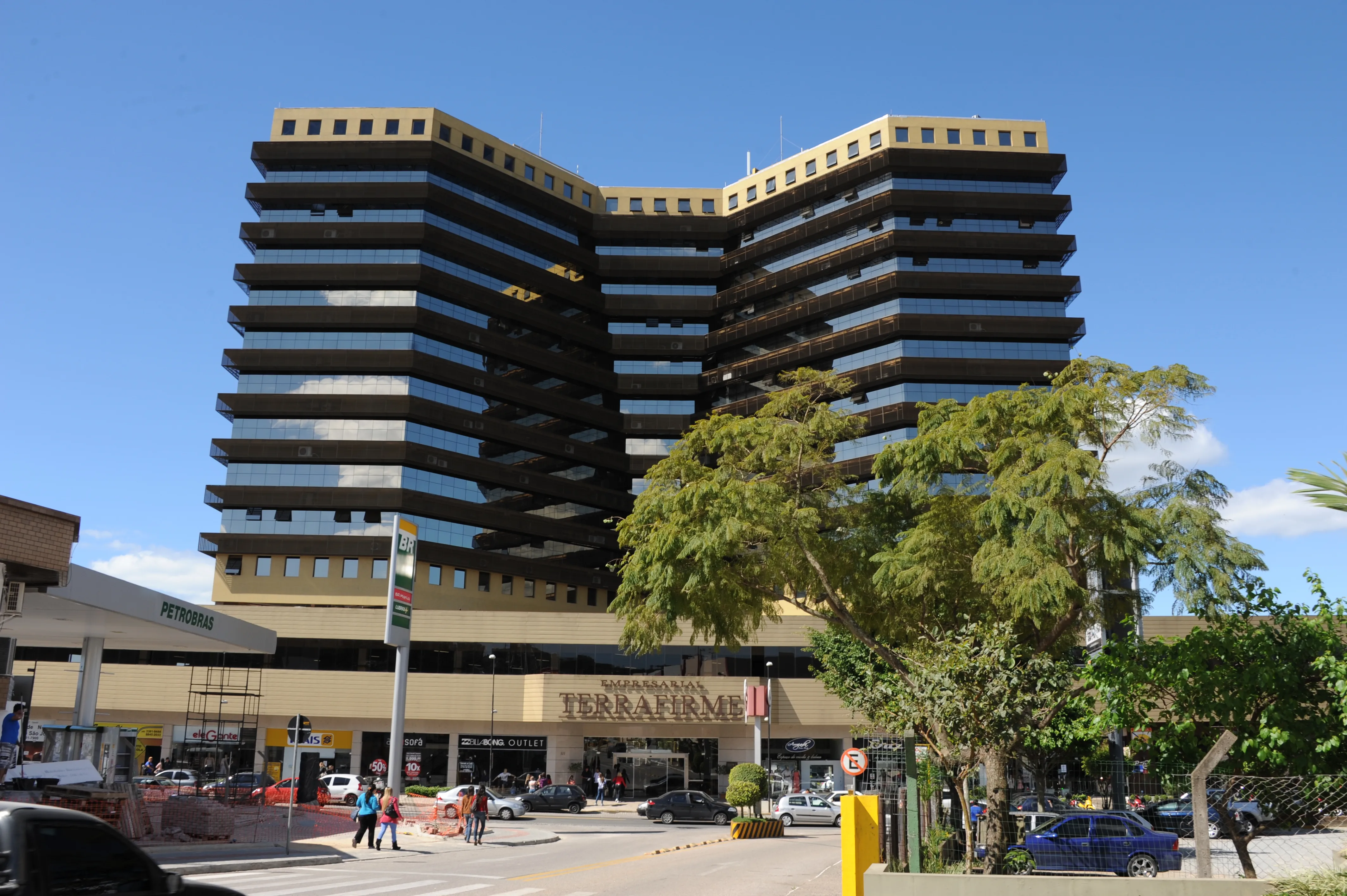 Segmento de compras e serviços Cassol Pré-Fabricados, estruturas robustas e modernas de concreto pré-fabricado para grandes projetos comerciais e de serviços