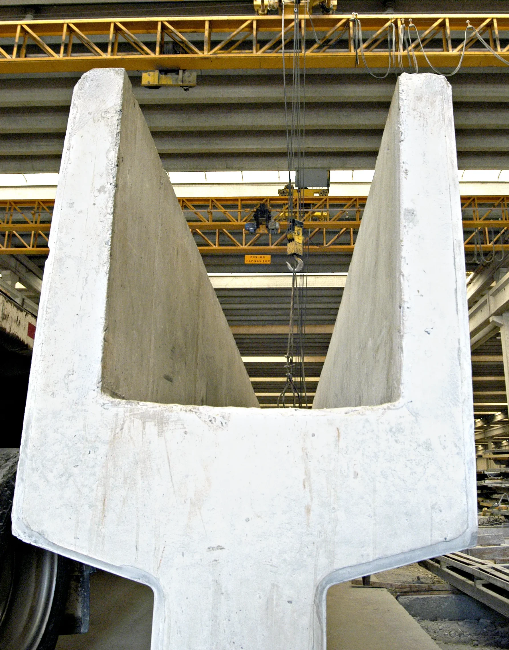 Viga protendida em concreto pré-fabricado Cassol, alta resistência e capacidade de carga.