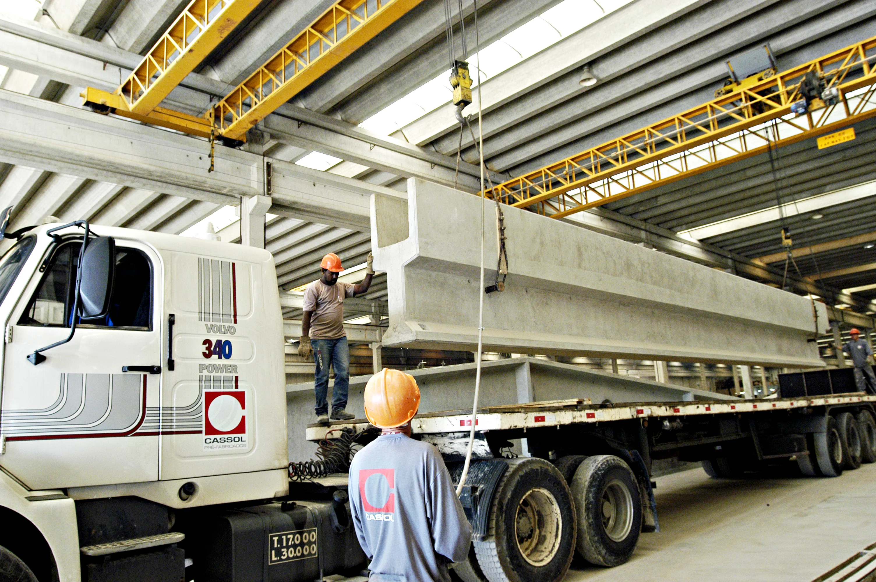 Viga protendida em concreto pré-fabricado Cassol, alta resistência e capacidade de carga.