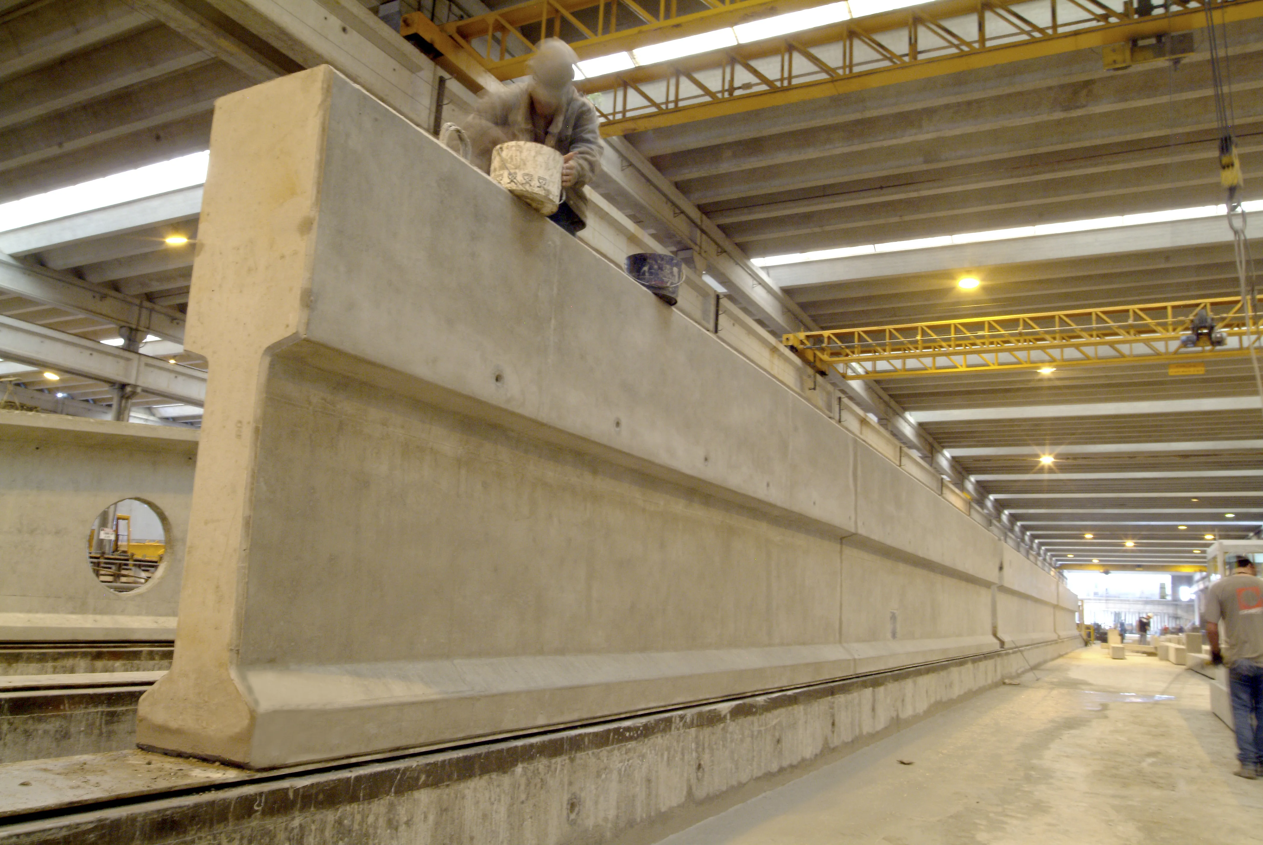 Viga protendida em concreto pré-fabricado Cassol, alta resistência e capacidade de carga.