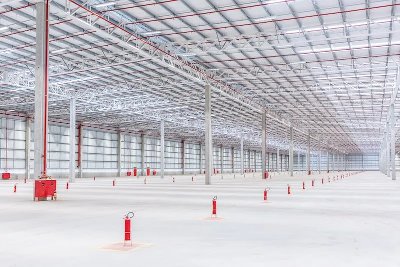 Soluções de concreto pré-fabricado para logística e armazenamento eficiente