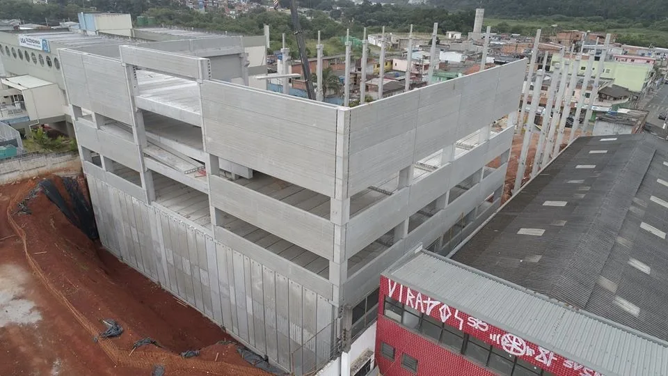 Painel alveolar em concreto pré-fabricado Cassol, garantindo eficiência, durabilidade e resistência.