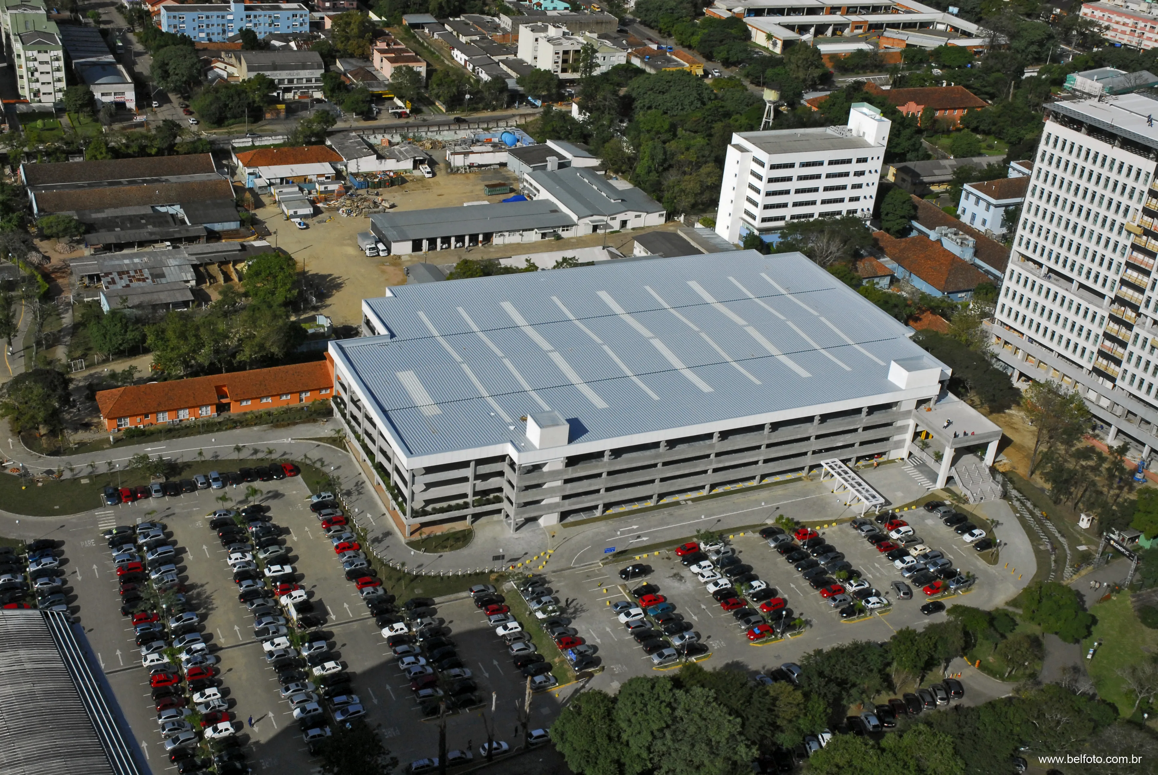 Segmento edifício garagem e estacionamento Cassol Pré-Fabricados, estruturas de concreto reforçadas e eficientes para projetos de alta circulação de veículos