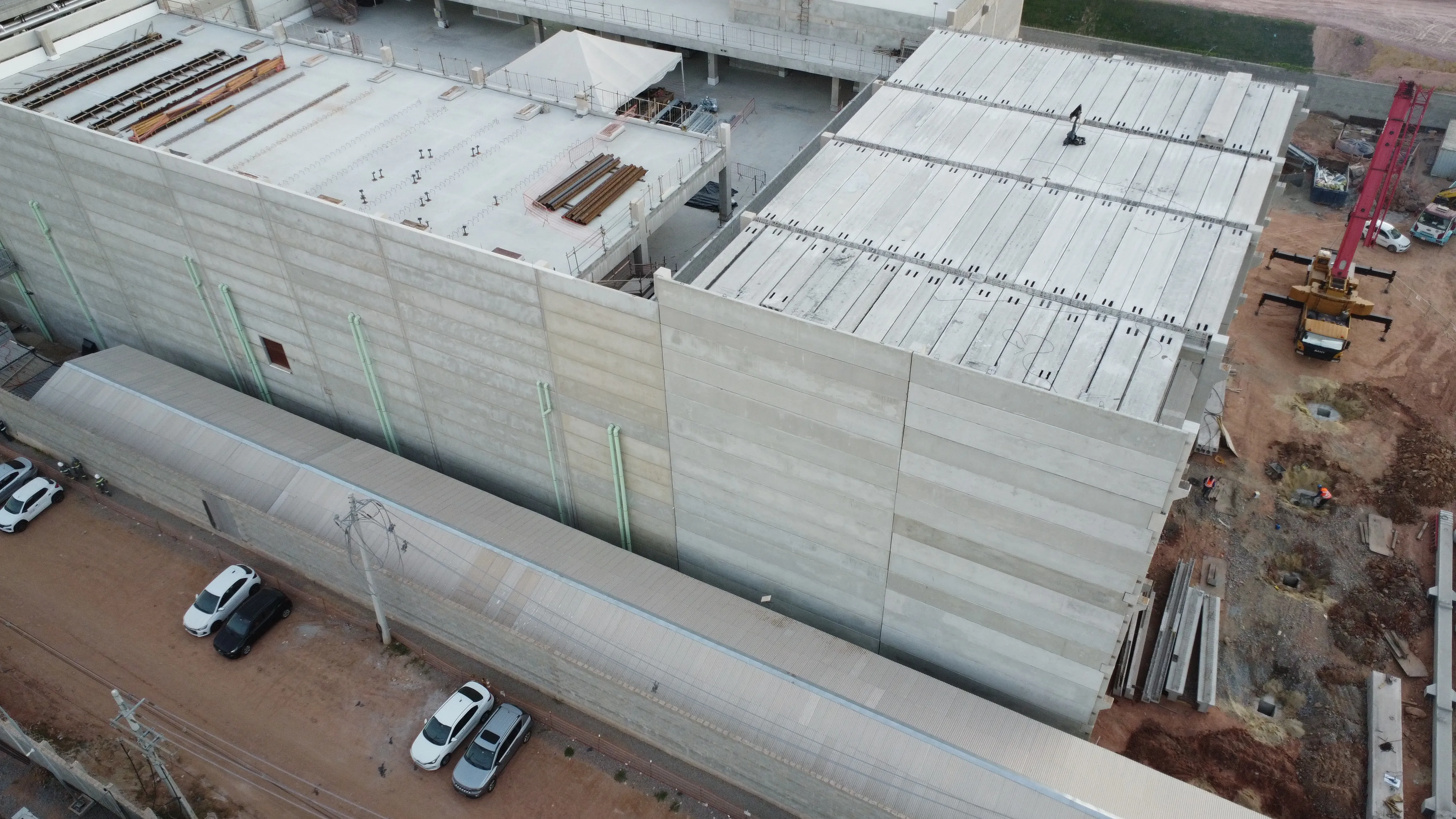 Painel maciço em concreto pré-fabricado Cassol, solução resistente e confiável para construção.