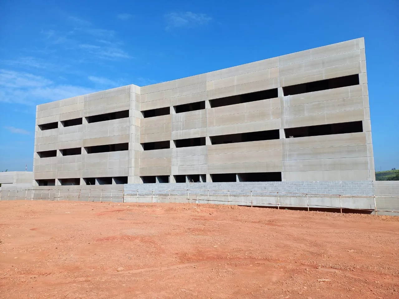 Painel alveolar em concreto pré-fabricado Cassol, garantindo eficiência, durabilidade e resistência.