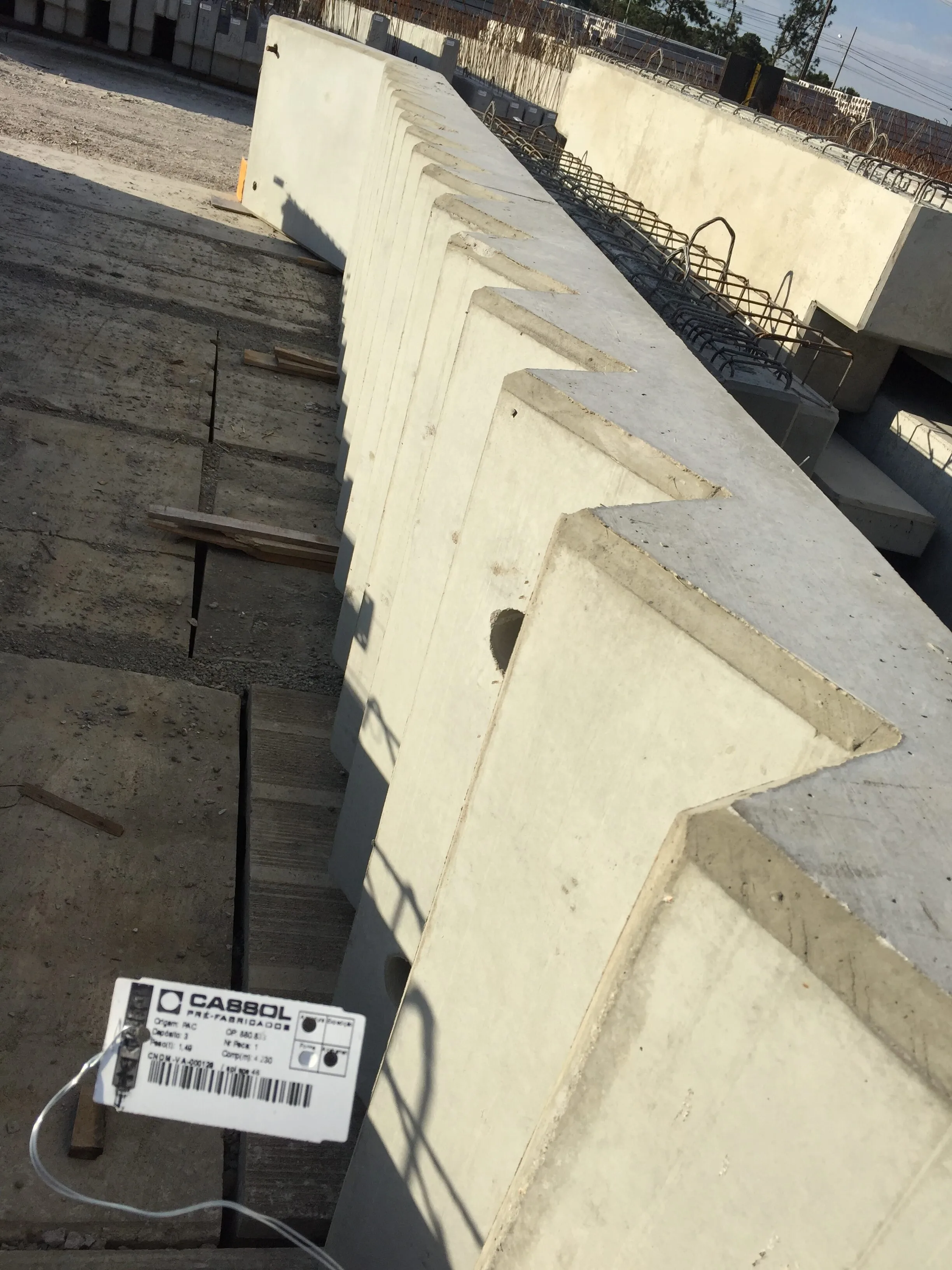 Escada em concreto pré-fabricado Cassol, solução durável e segura para construção.