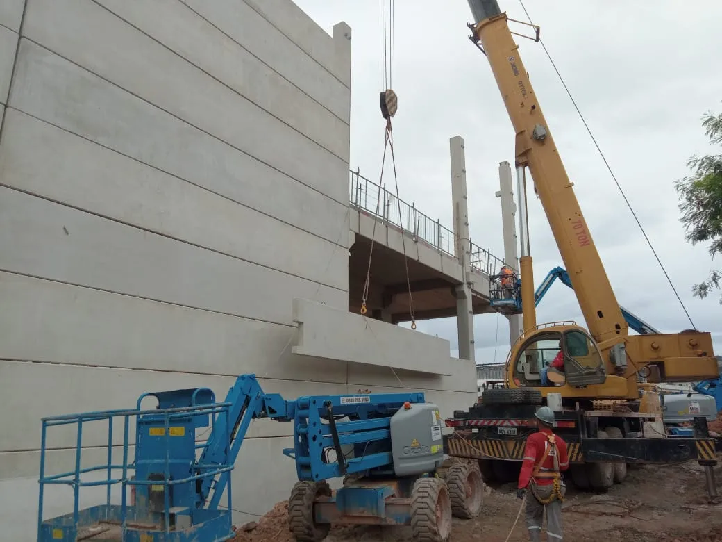 Painel maciço em concreto pré-fabricado Cassol, solução resistente e confiável para construção.