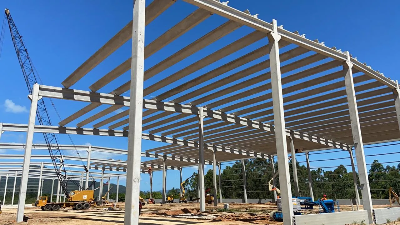 Terça W em concreto pré-fabricado, solução versátil e confiável para estruturas industriais e comerciais.