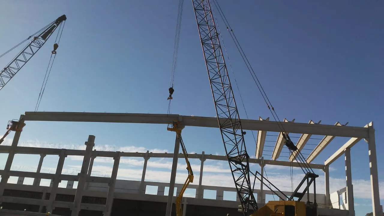 Terça W em concreto pré-fabricado, solução versátil e confiável para estruturas industriais e comerciais.