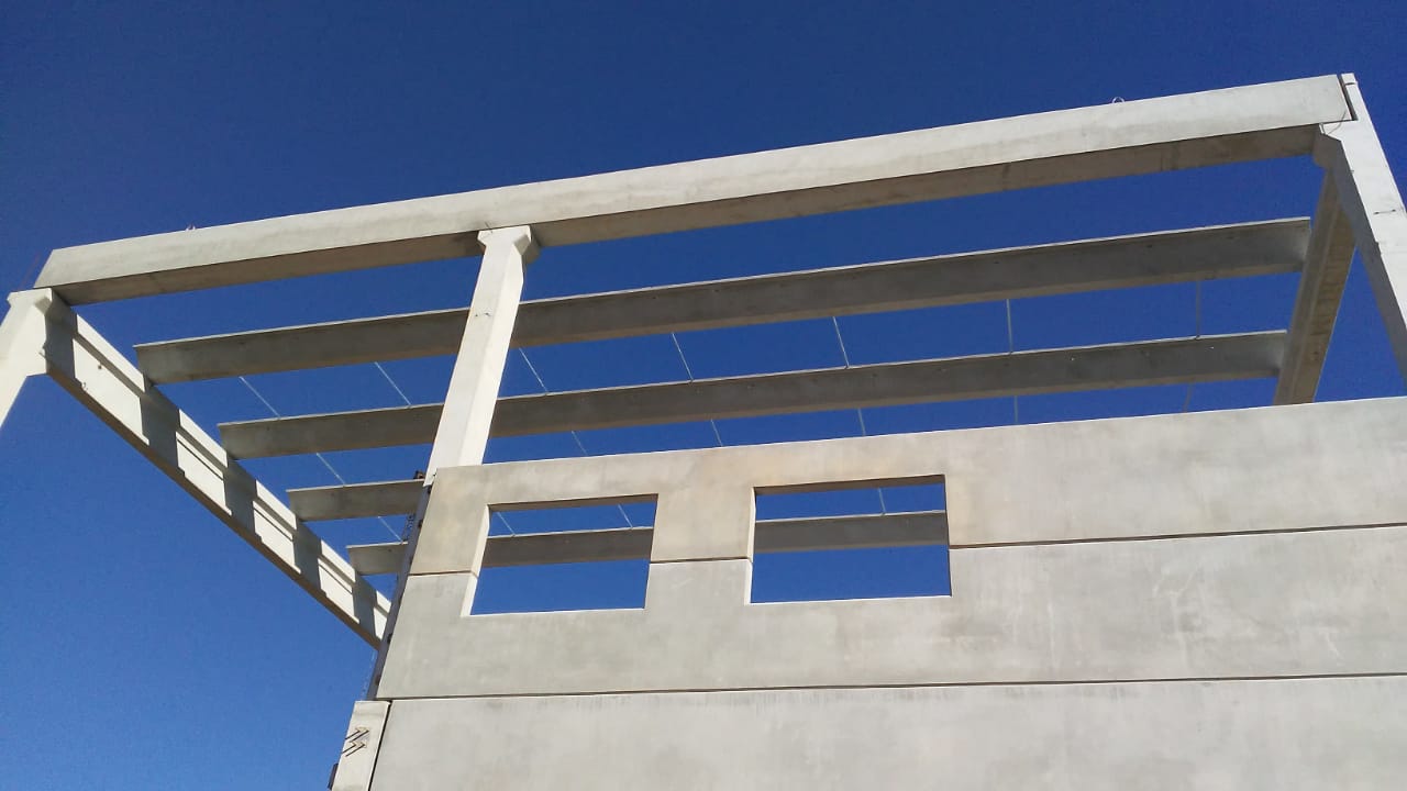 Terça W em concreto pré-fabricado, solução versátil e confiável para estruturas industriais e comerciais.