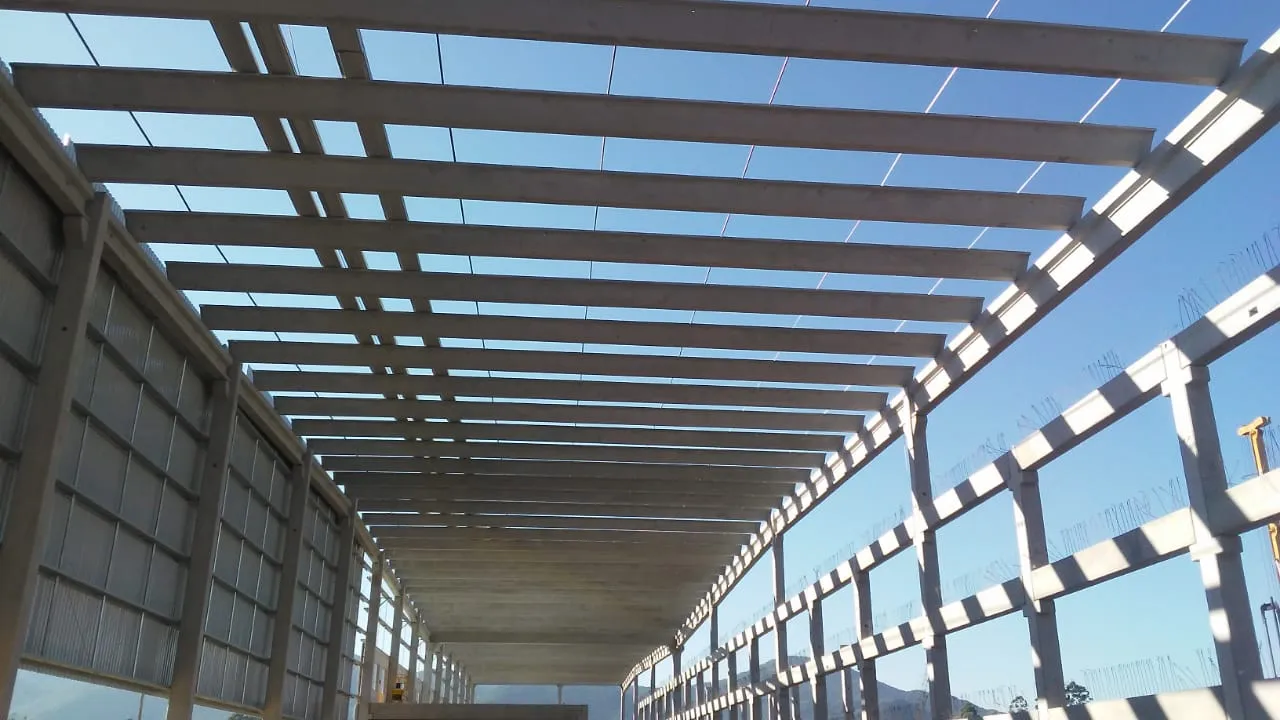 Terça W em concreto pré-fabricado, solução versátil e confiável para estruturas industriais e comerciais.