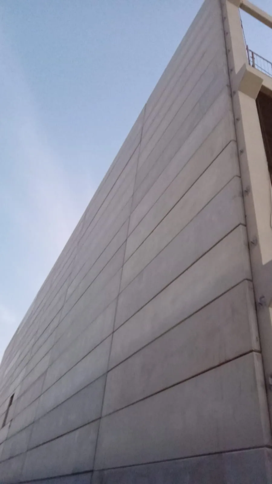 Painel maciço em concreto pré-fabricado Cassol, solução resistente e confiável para construção.