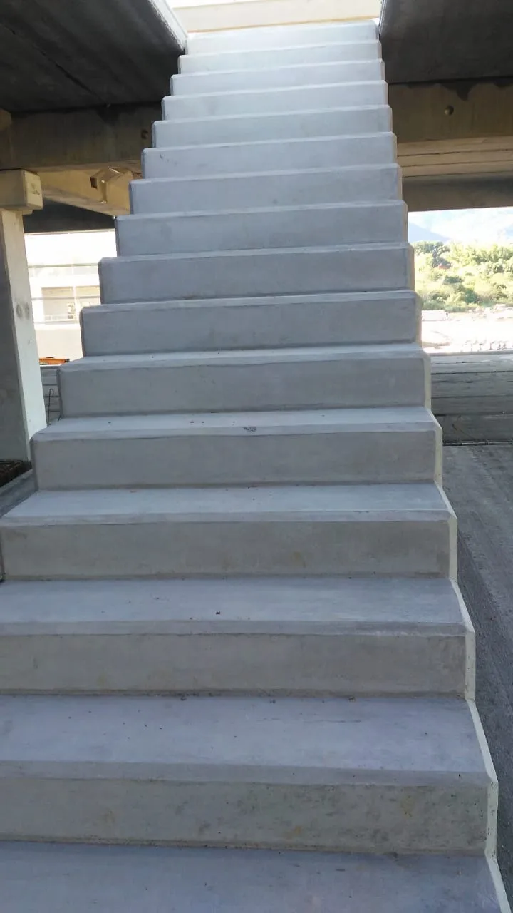 Escada em concreto pré-fabricado Cassol, solução durável e segura para construção.