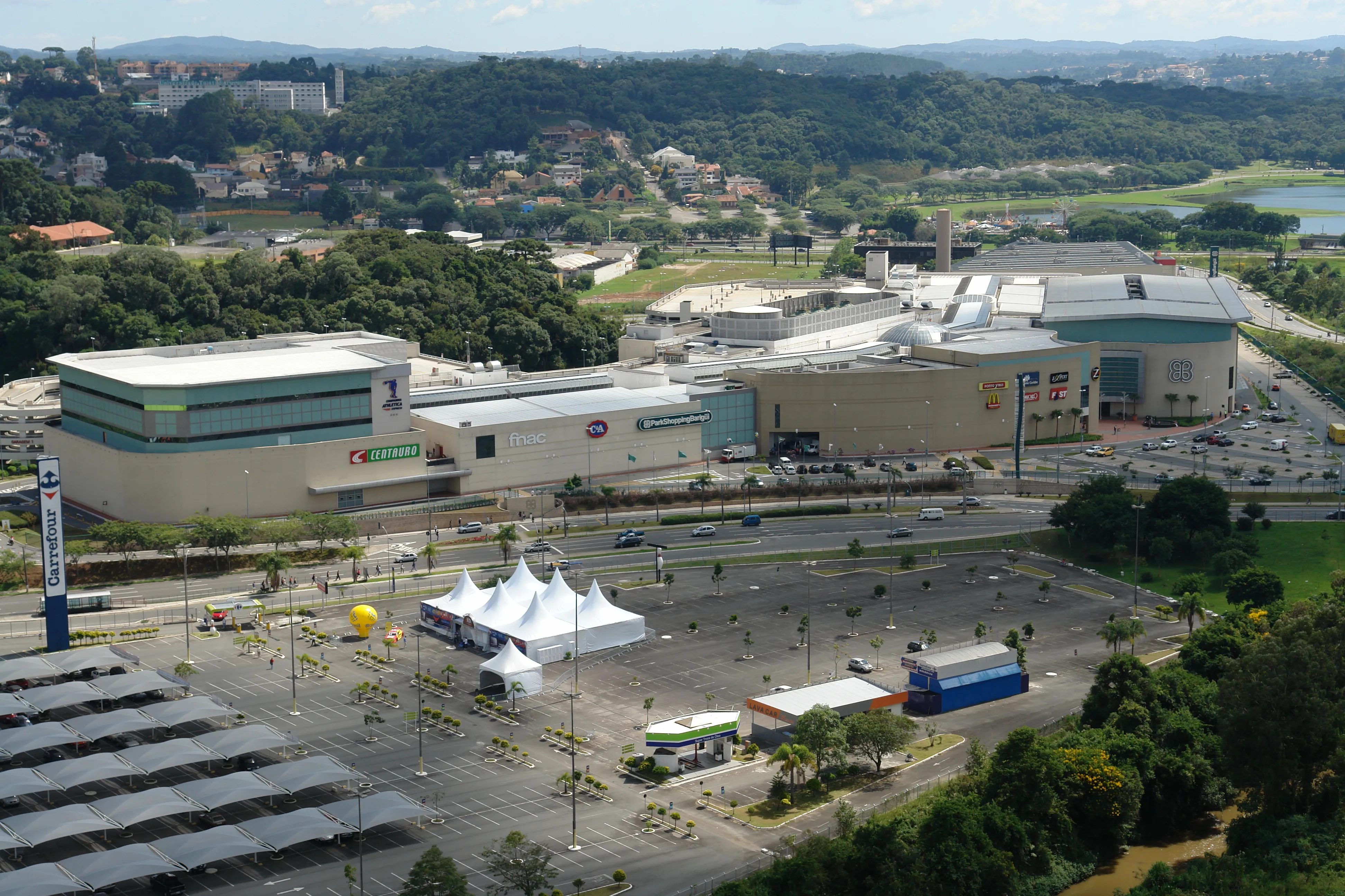 Segmento de compras e serviços Cassol Pré-Fabricados, estruturas robustas e modernas de concreto pré-fabricado para grandes projetos comerciais e de serviços