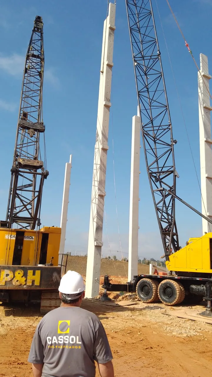 Pilar em concreto pré-fabricado Cassol, referência em resistência e segurança estrutural.