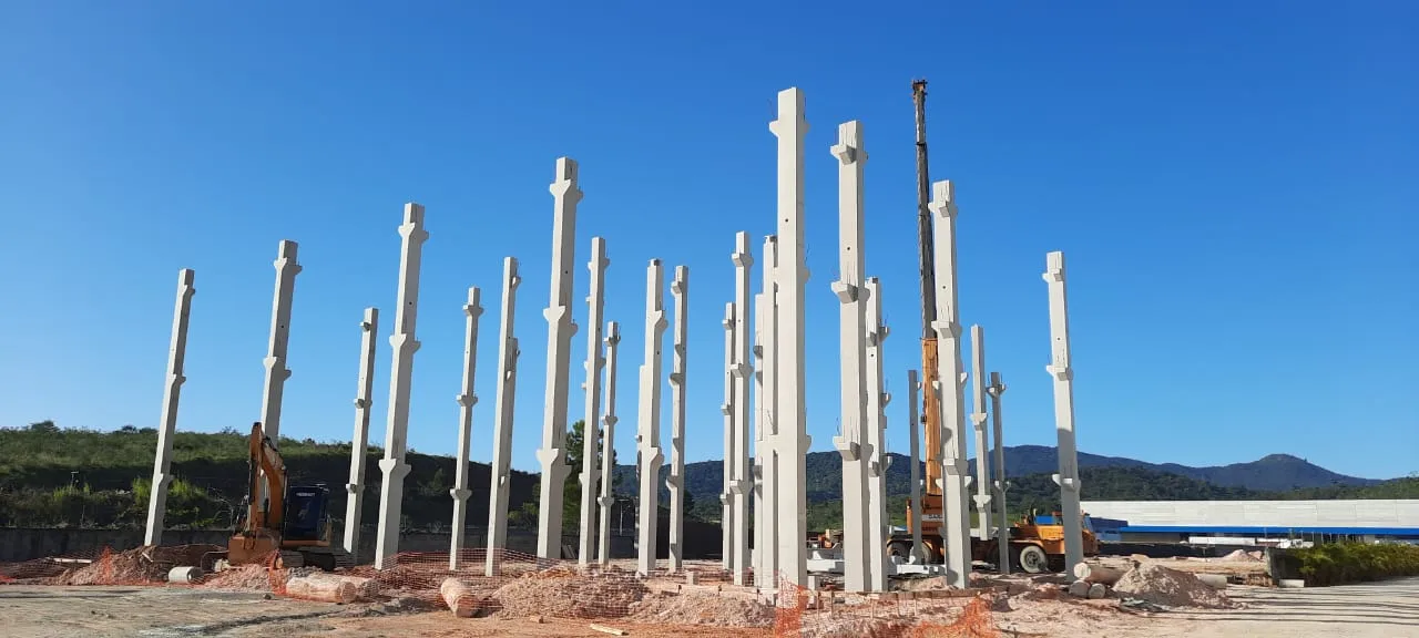 Pilar em concreto pré-fabricado Cassol, referência em resistência e segurança estrutural.