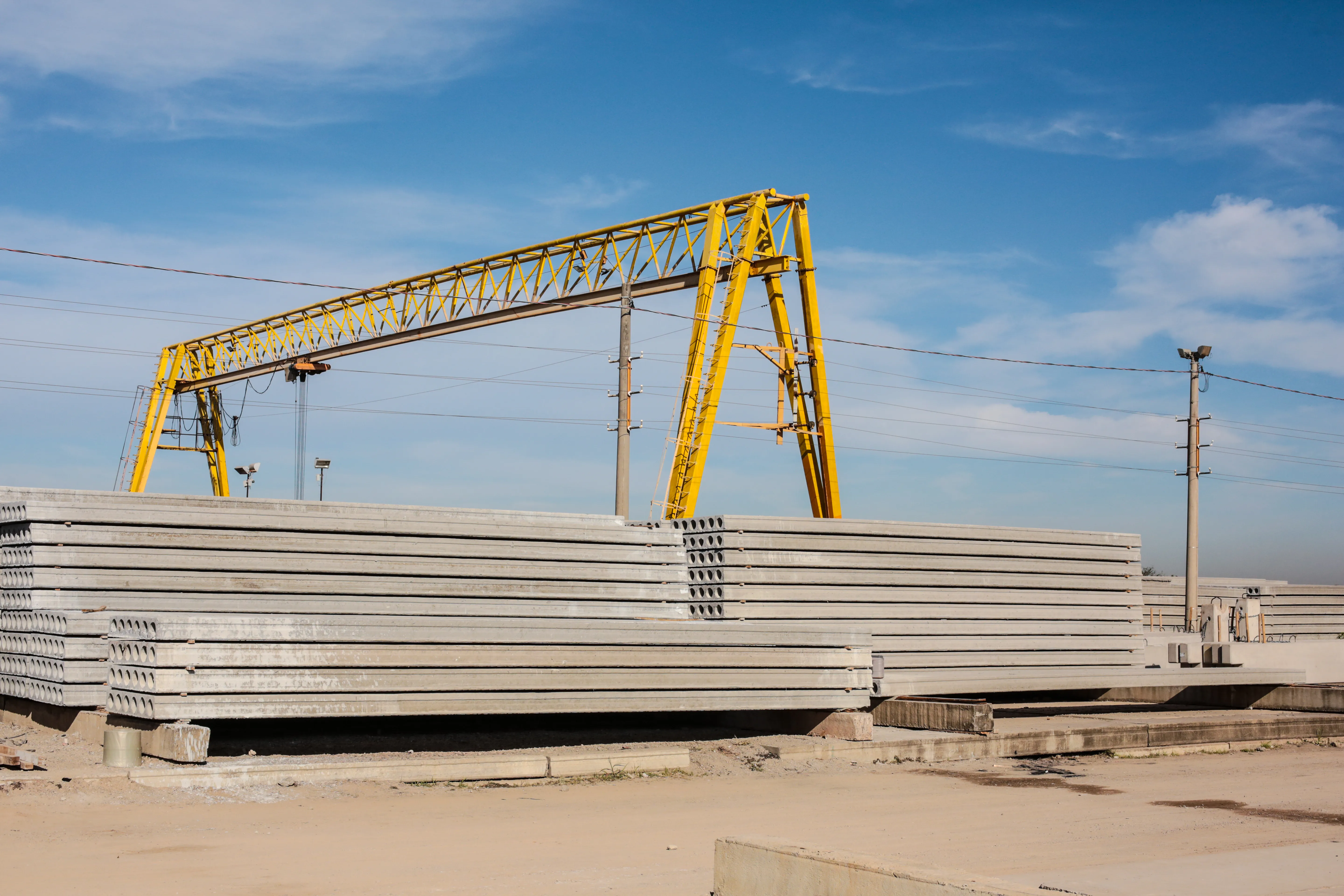 Laje alveolar em concreto pré-fabricado Cassol, unindo eficiência, resistência e praticidade.