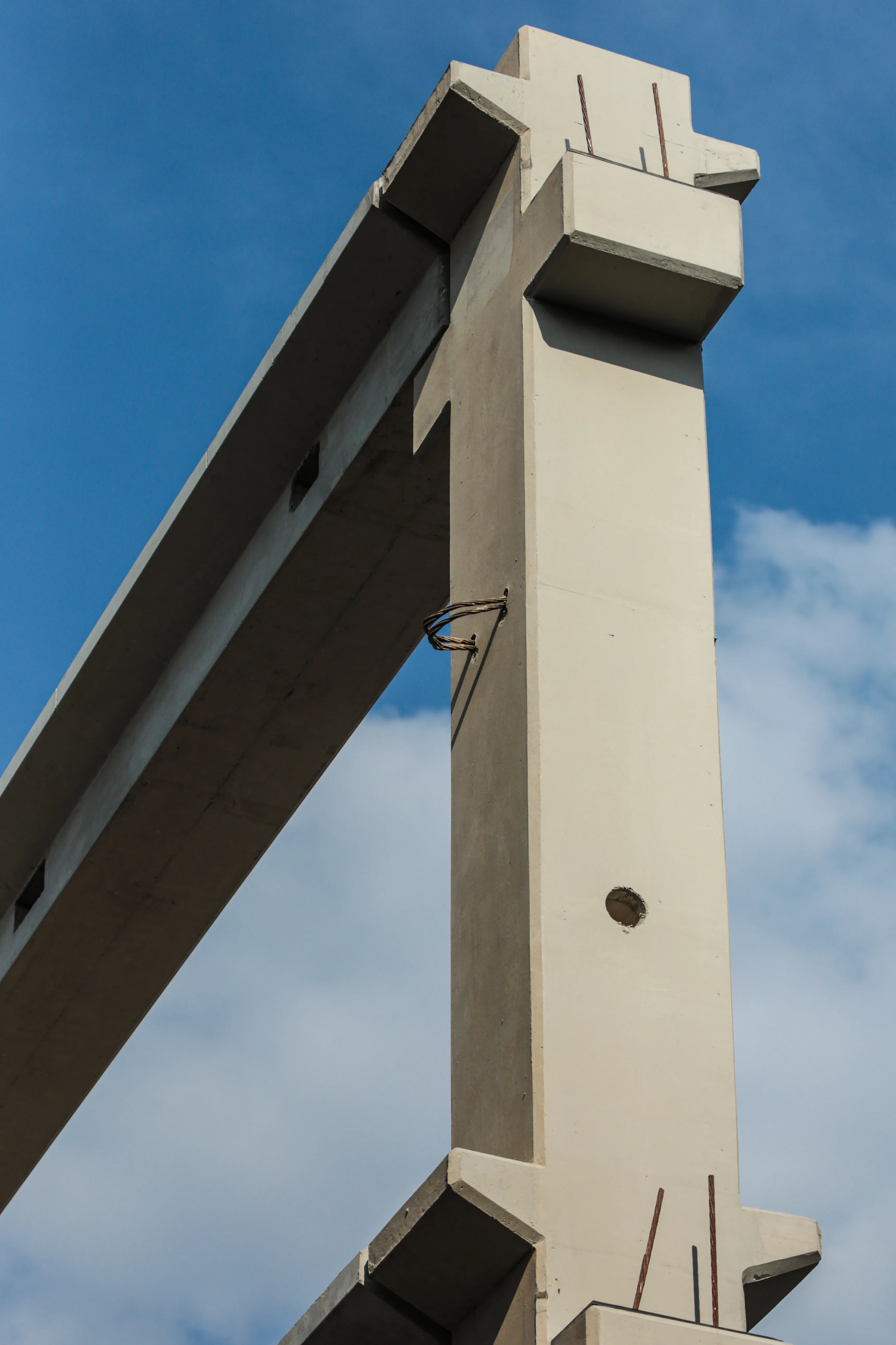 Pilar em concreto pré-fabricado Cassol, referência em resistência e segurança estrutural.