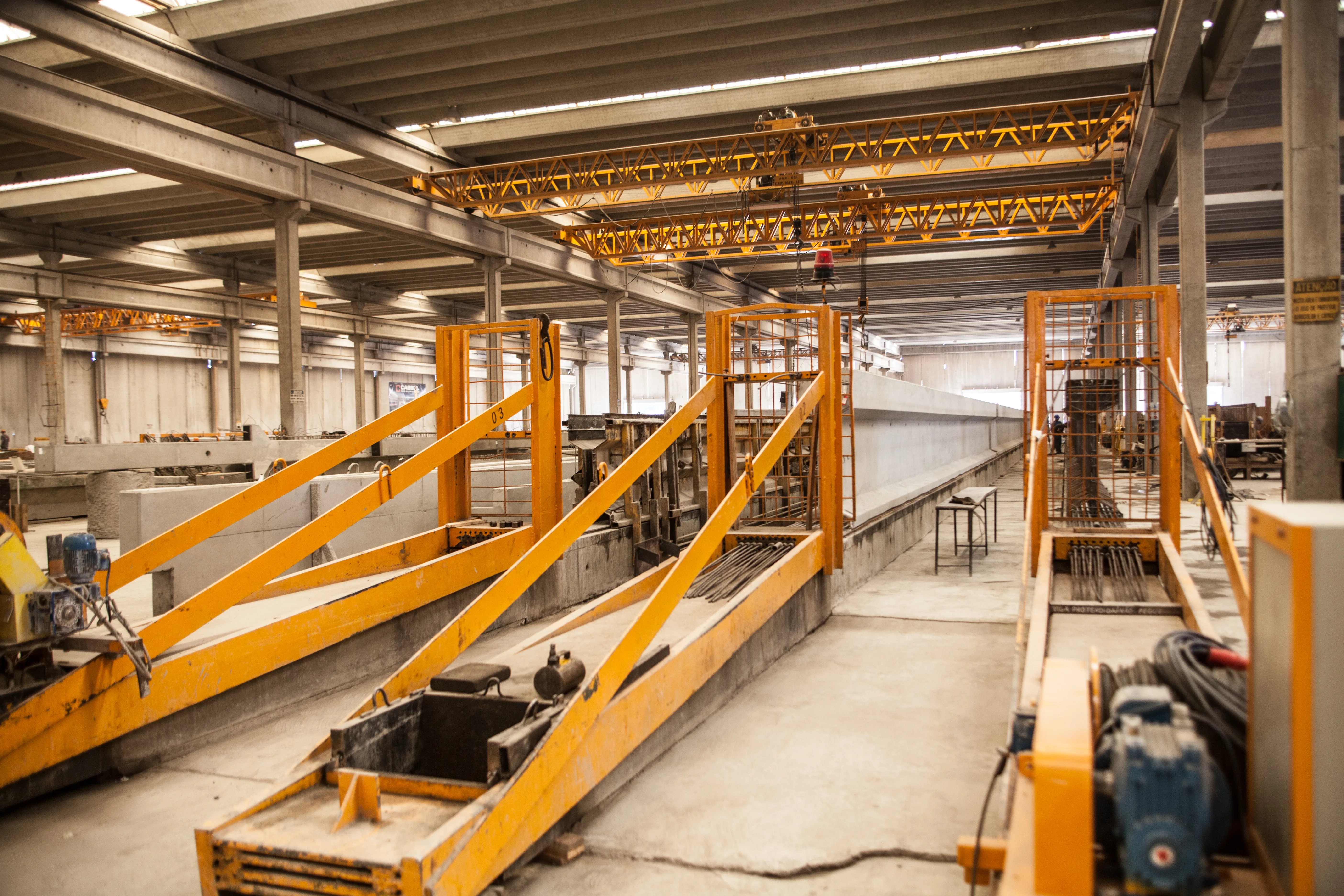 Viga protendida em concreto pré-fabricado Cassol, alta resistência e capacidade de carga.