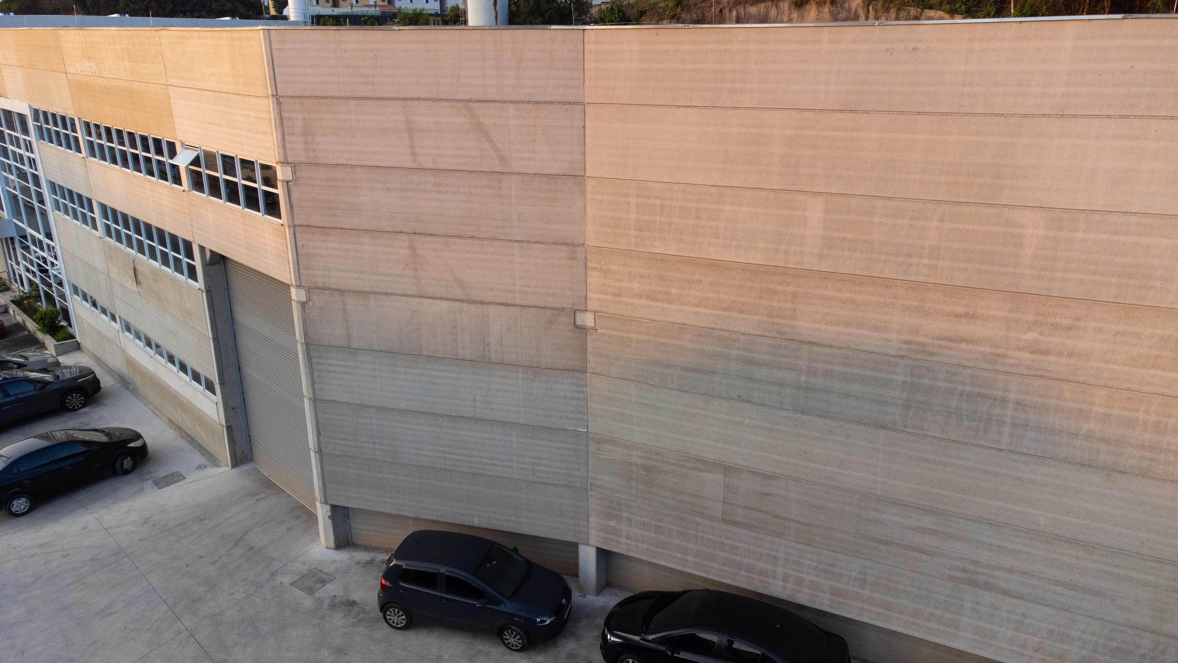 Segmento fábrica e galpão industrial Cassol Pré-Fabricados, soluções em concreto pré-fabricado para ambientes industriais robustos e eficientes