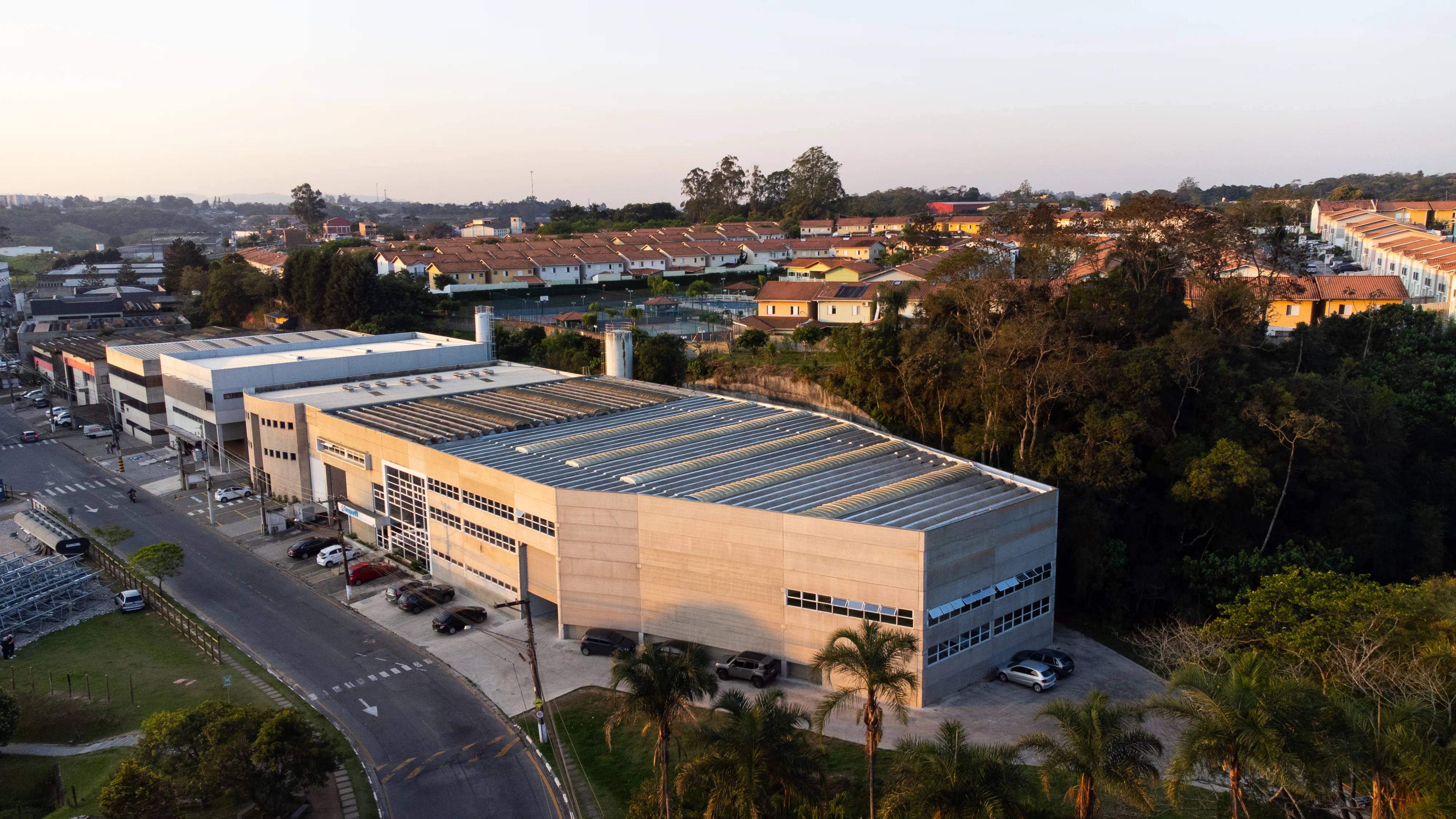 Segmento fábrica e galpão industrial Cassol Pré-Fabricados, soluções em concreto pré-fabricado para ambientes industriais robustos e eficientes