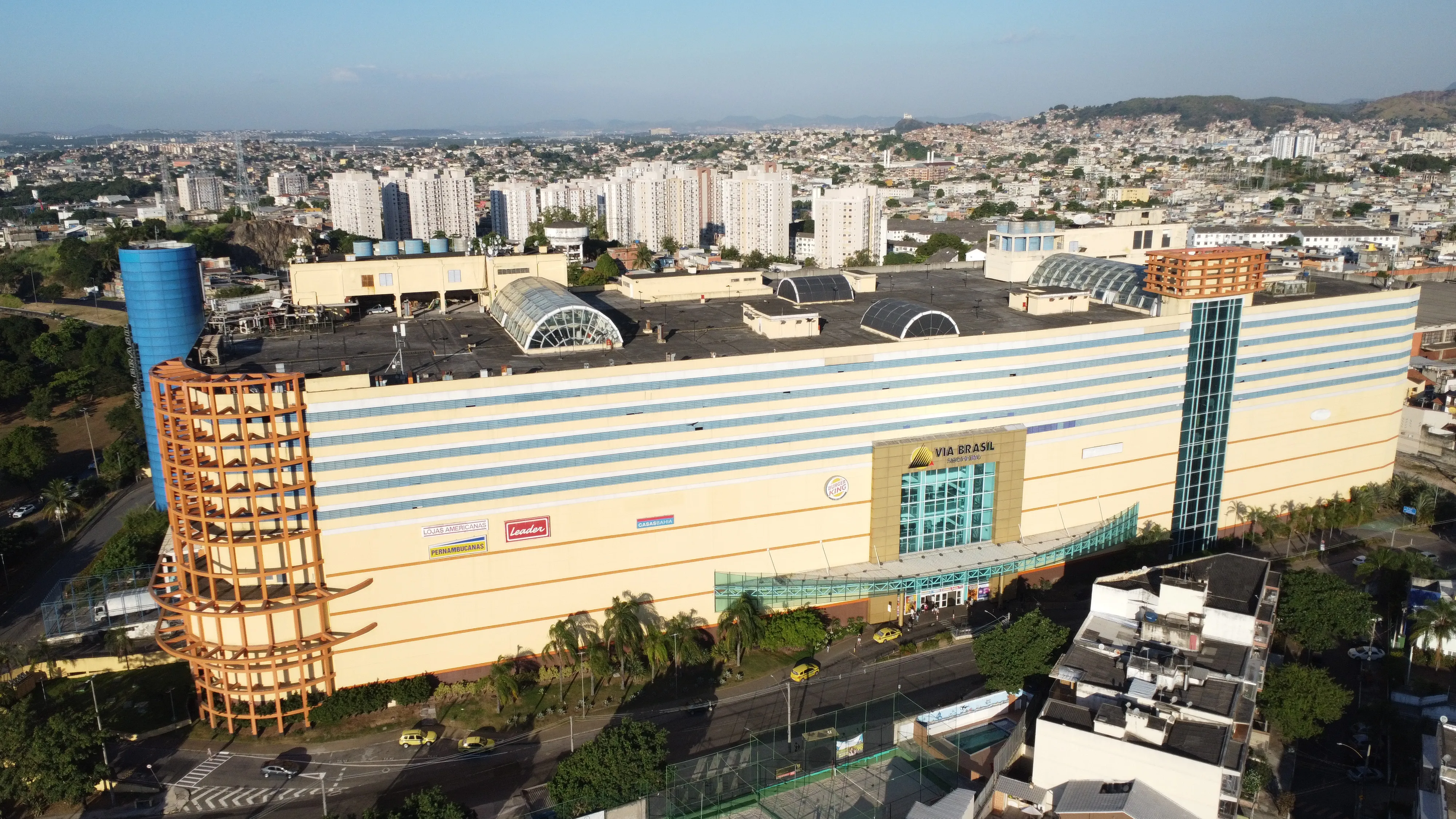 Segmento de compras e serviços Cassol Pré-Fabricados, estruturas robustas e modernas de concreto pré-fabricado para grandes projetos comerciais e de serviços