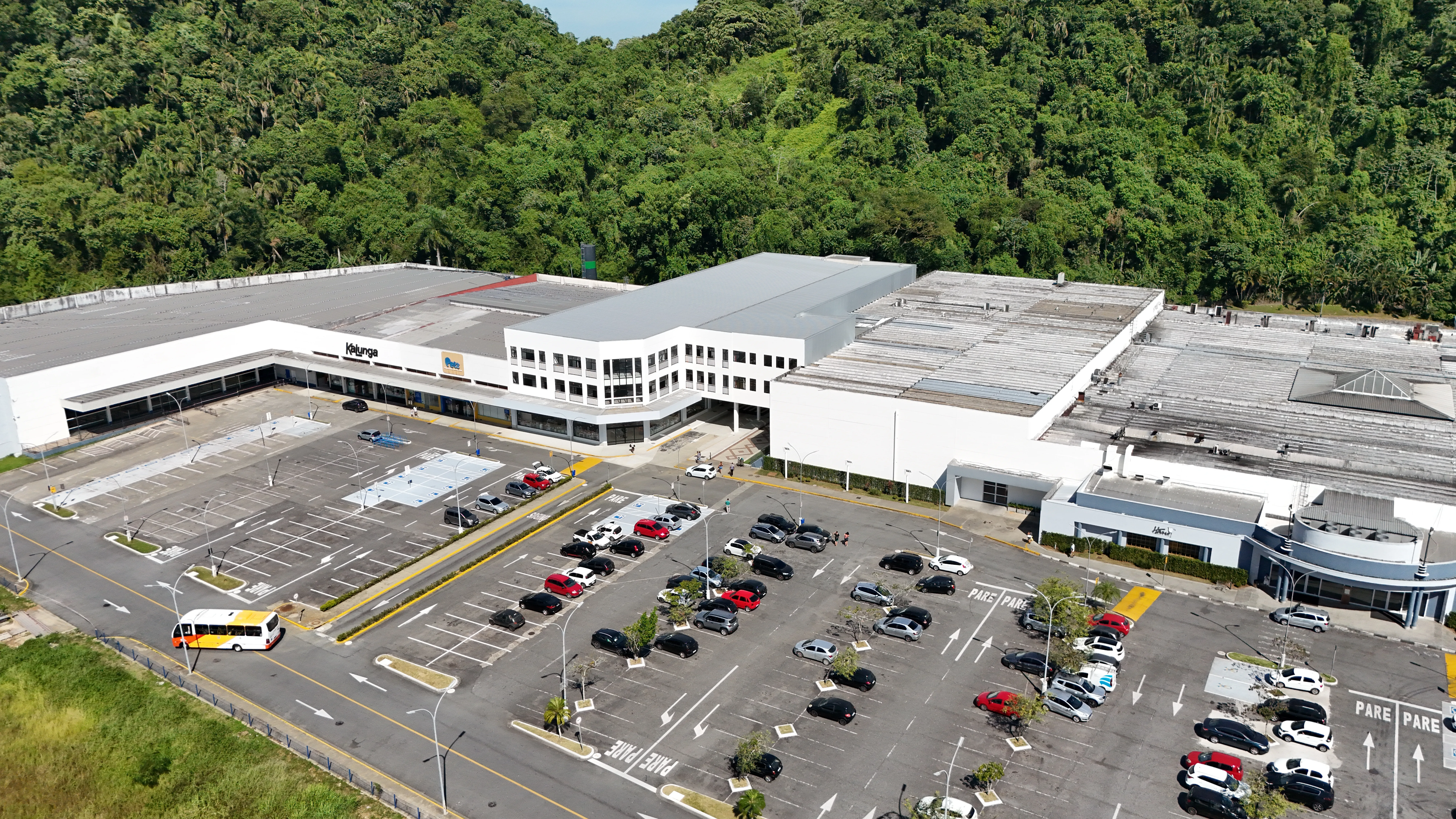 Segmento de compras e serviços Cassol Pré-Fabricados, estruturas robustas e modernas de concreto pré-fabricado para grandes projetos comerciais e de serviços