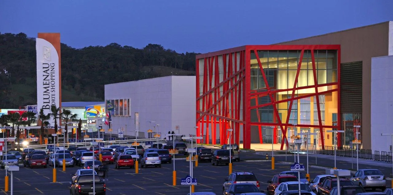 Segmento de compras e serviços Cassol Pré-Fabricados, estruturas robustas e modernas de concreto pré-fabricado para grandes projetos comerciais e de serviços