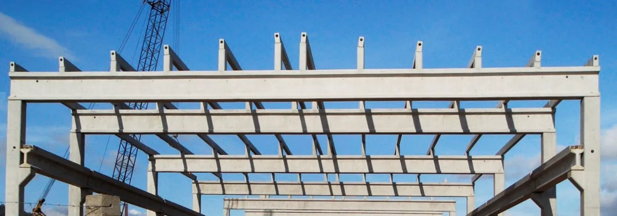 Viga protendida em concreto pré-fabricado Cassol, alta resistência e capacidade de carga.