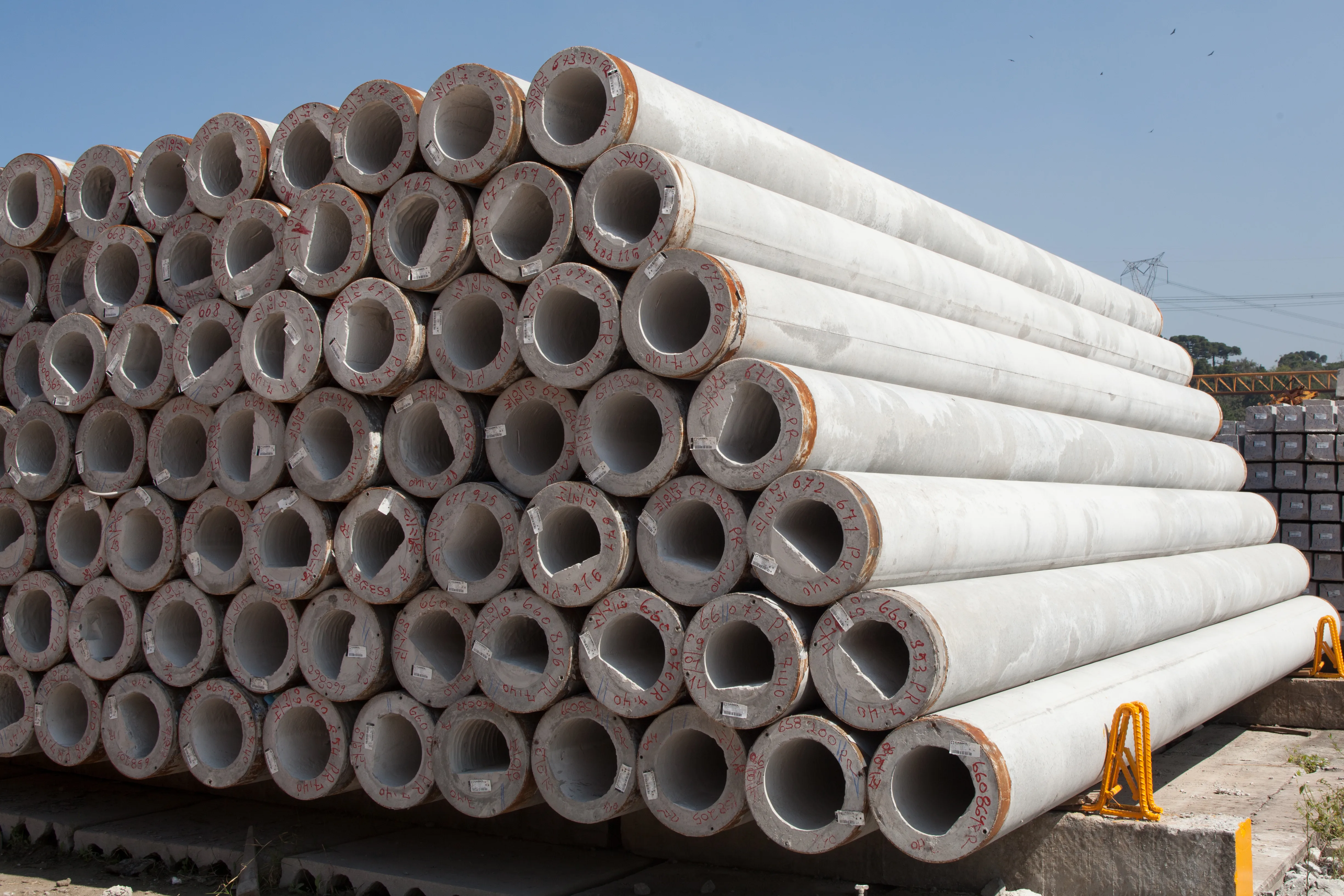 Estaca centrifugada em concreto pré-fabricado Cassol, solução durável e segura, com alta resistência e confiabilidade.