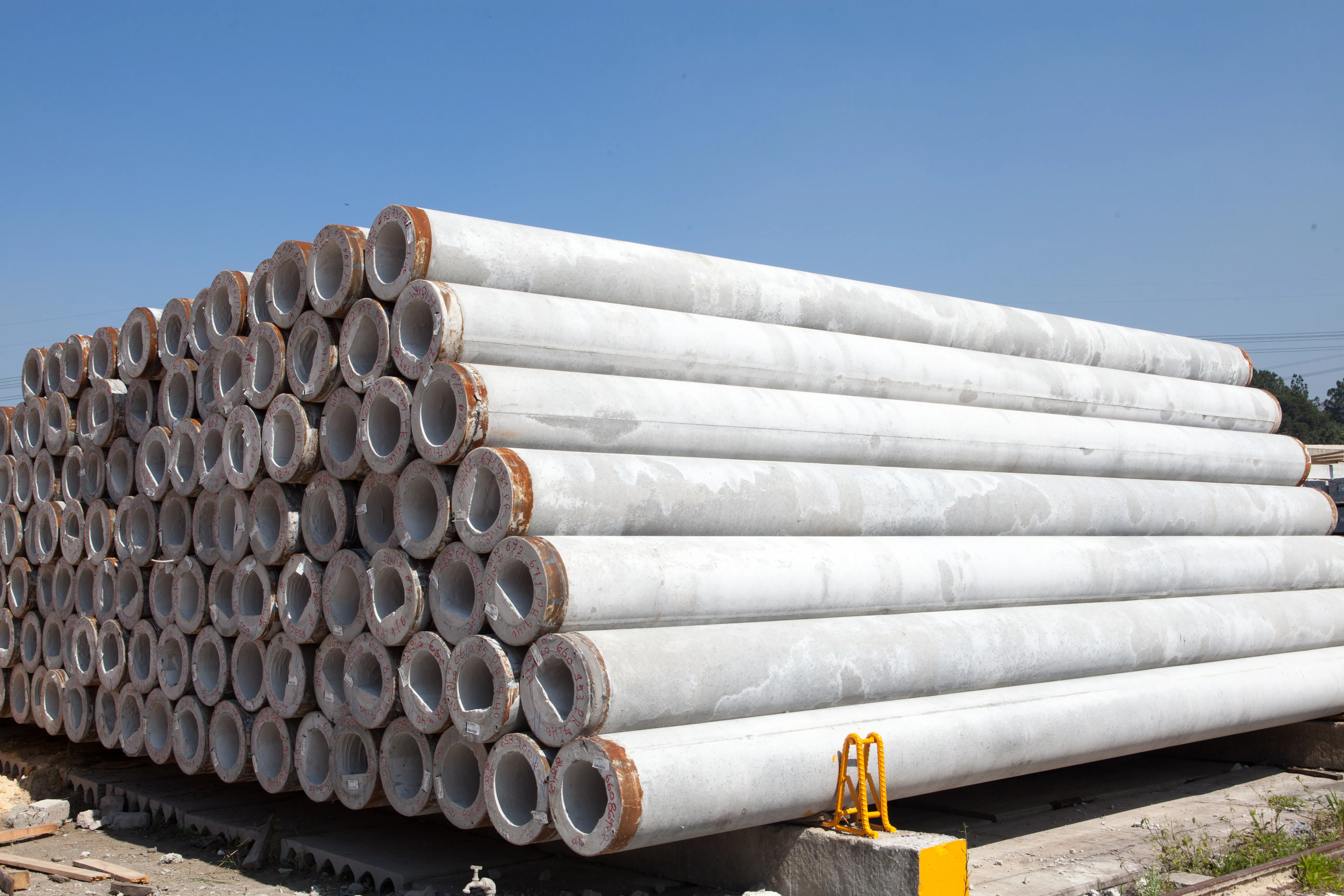 Estaca centrifugada em concreto pré-fabricado Cassol, solução durável e segura, com alta resistência e confiabilidade.