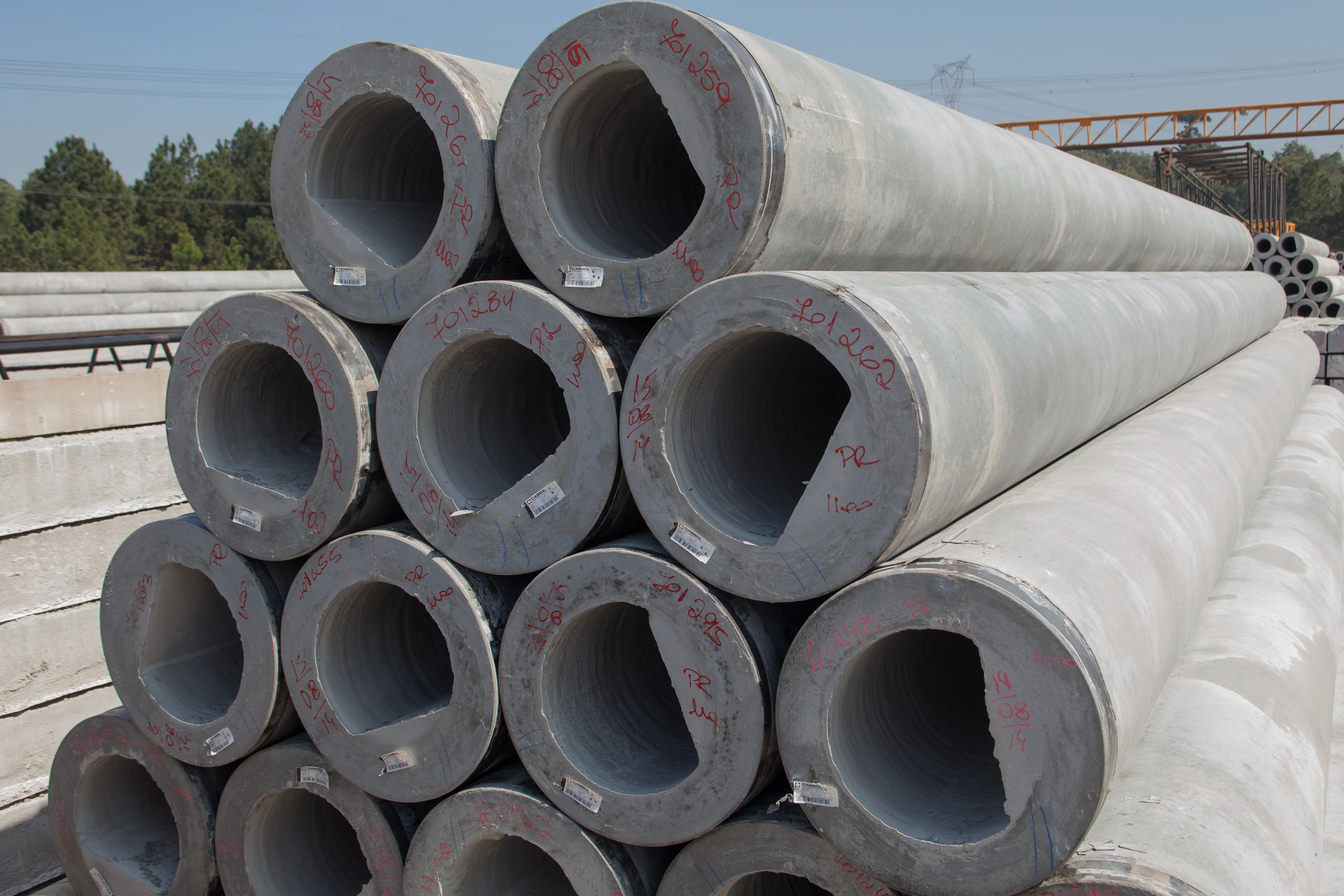 Estaca centrifugada em concreto pré-fabricado Cassol, solução durável e segura, com alta resistência e confiabilidade.