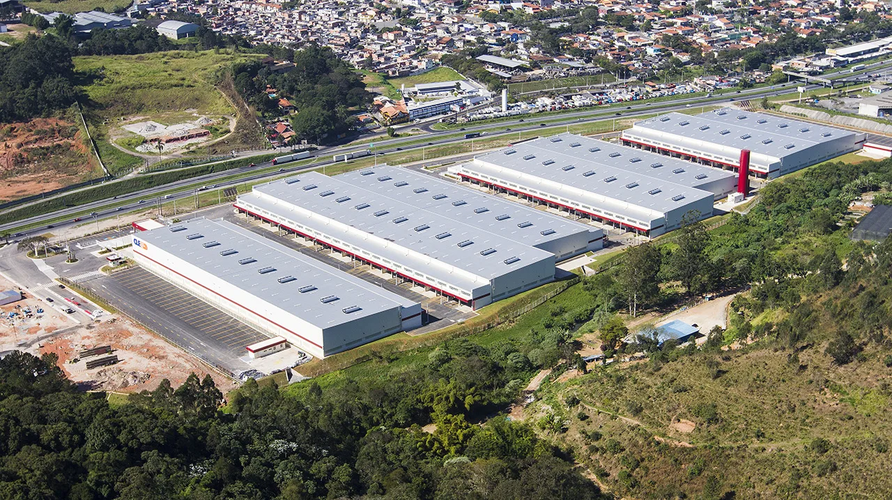 Soluções de concreto pré-fabricado para logística e armazenamento eficiente