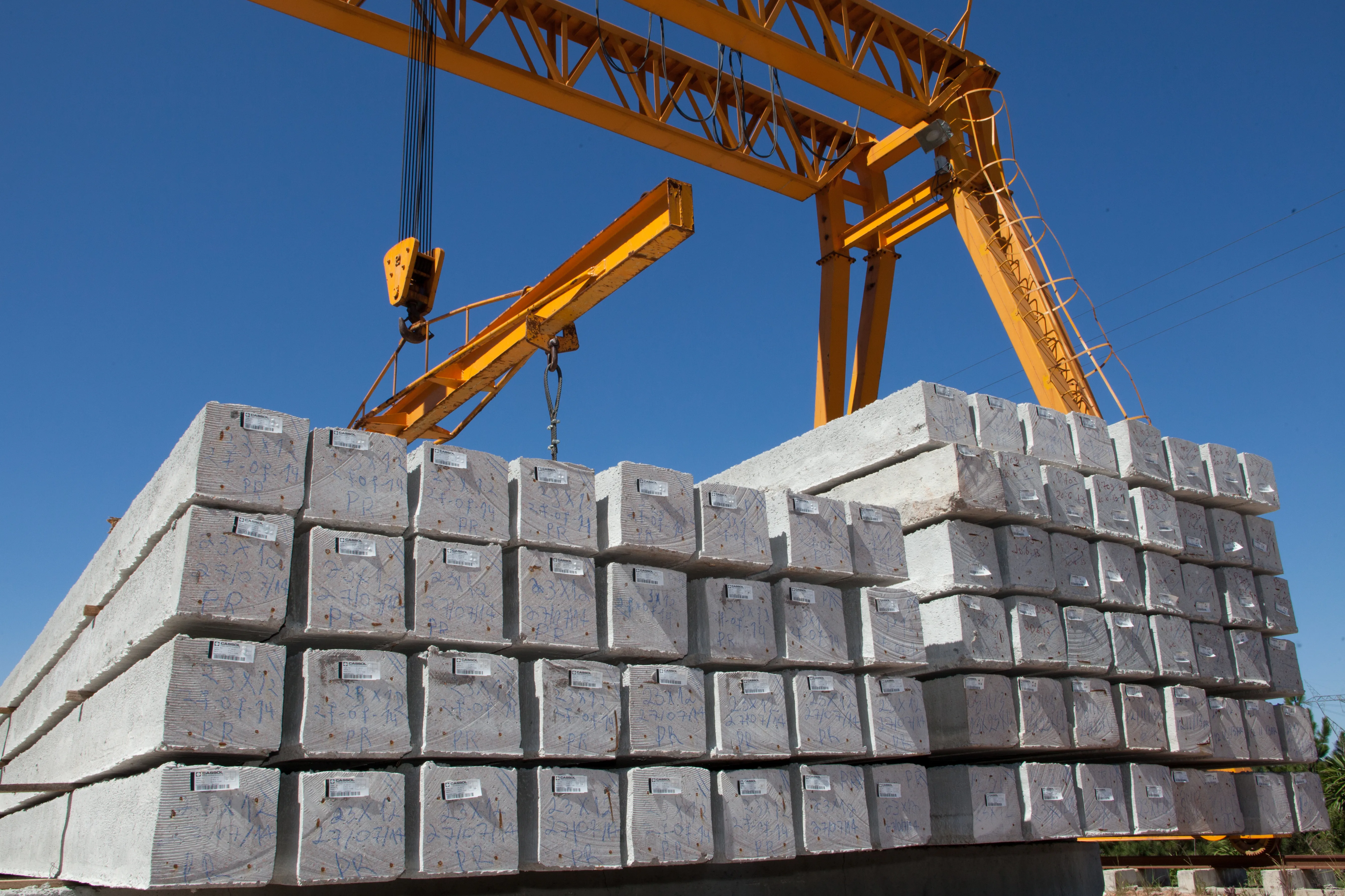 Estaca protendida em concreto pré-fabricado Cassol, projetada para fundações com alta resistência e confiabilidade.