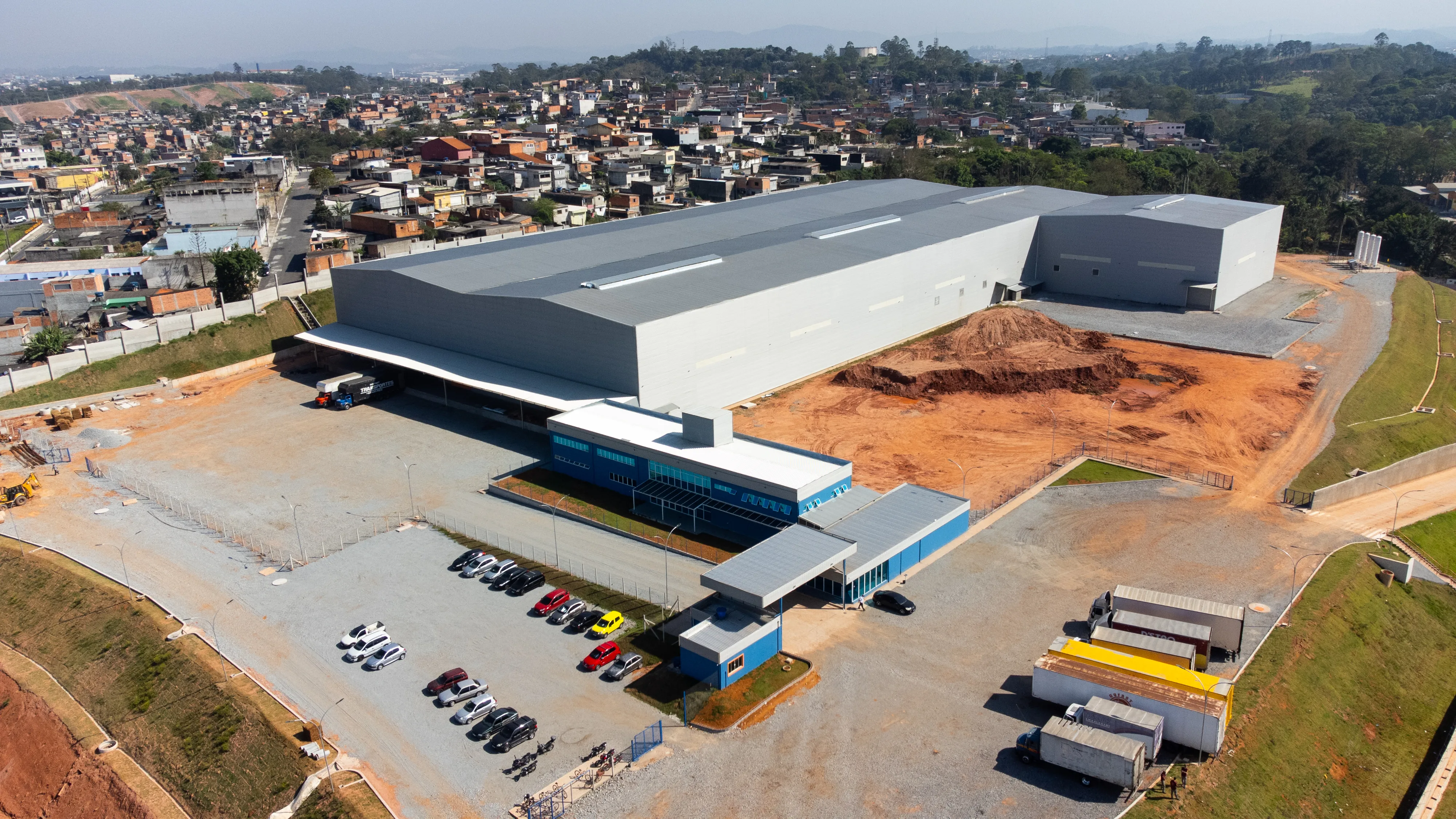 Segmento fábrica e galpão industrial Cassol Pré-Fabricados, soluções em concreto pré-fabricado para ambientes industriais robustos e eficientes