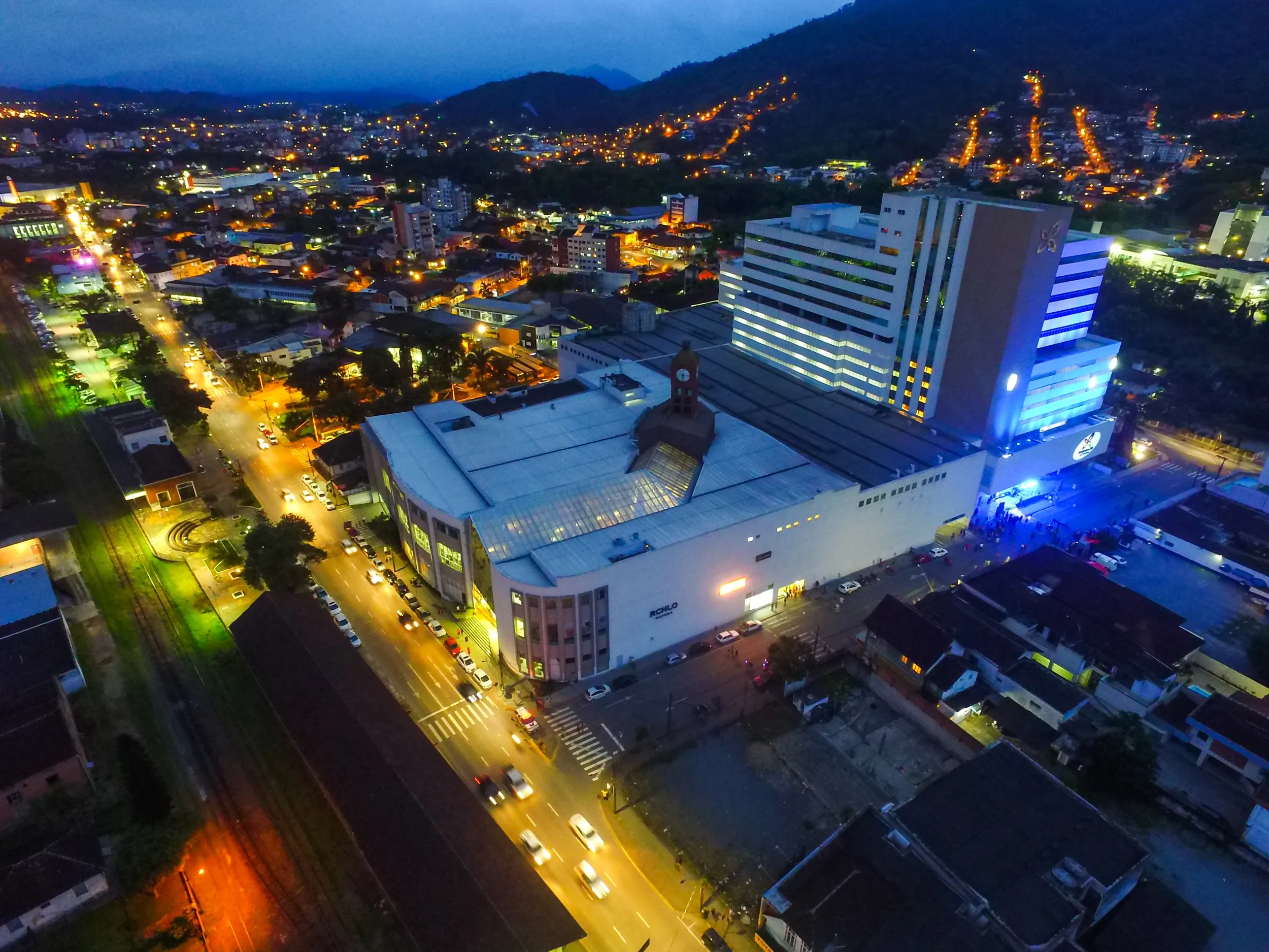 Segmento de compras e serviços Cassol Pré-Fabricados, estruturas robustas e modernas de concreto pré-fabricado para grandes projetos comerciais e de serviços