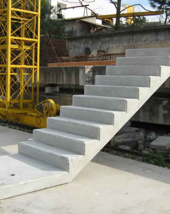 Escada em concreto pré-fabricado Cassol, solução durável e segura para construção.