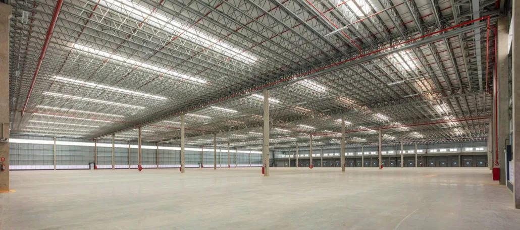 Soluções de concreto pré-fabricado para logística e armazenamento eficiente