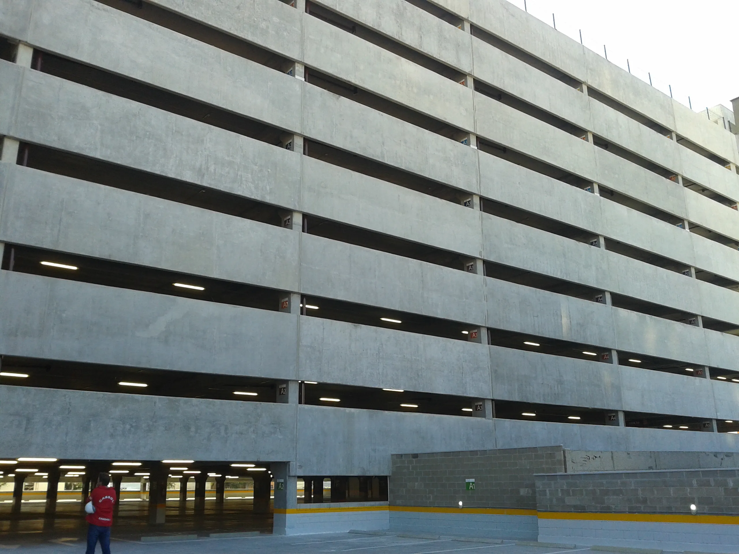 Segmento edifício garagem e estacionamento Cassol Pré-Fabricados, estruturas de concreto reforçadas e eficientes para projetos de alta circulação de veículos