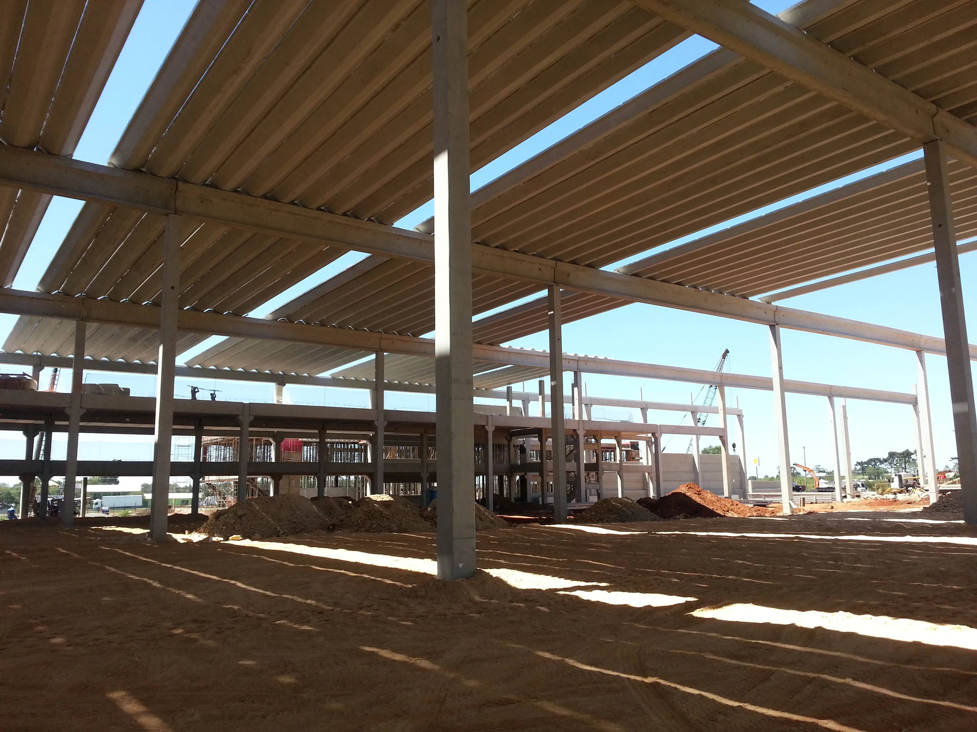 Telha W em concreto pré-fabricado, solução durável e de alto desempenho para coberturas.