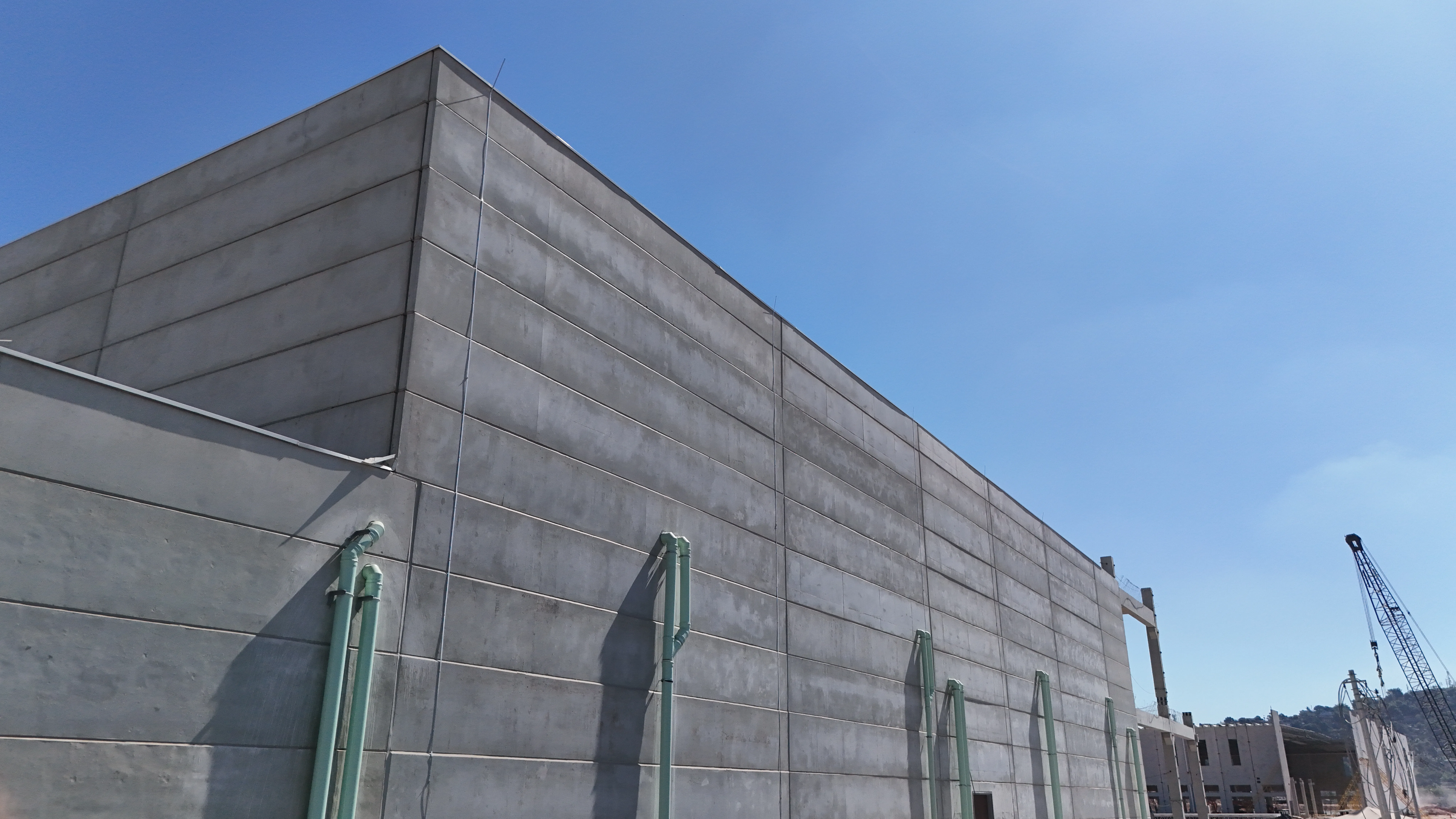 Painel maciço em concreto pré-fabricado Cassol, solução resistente e confiável para construção.