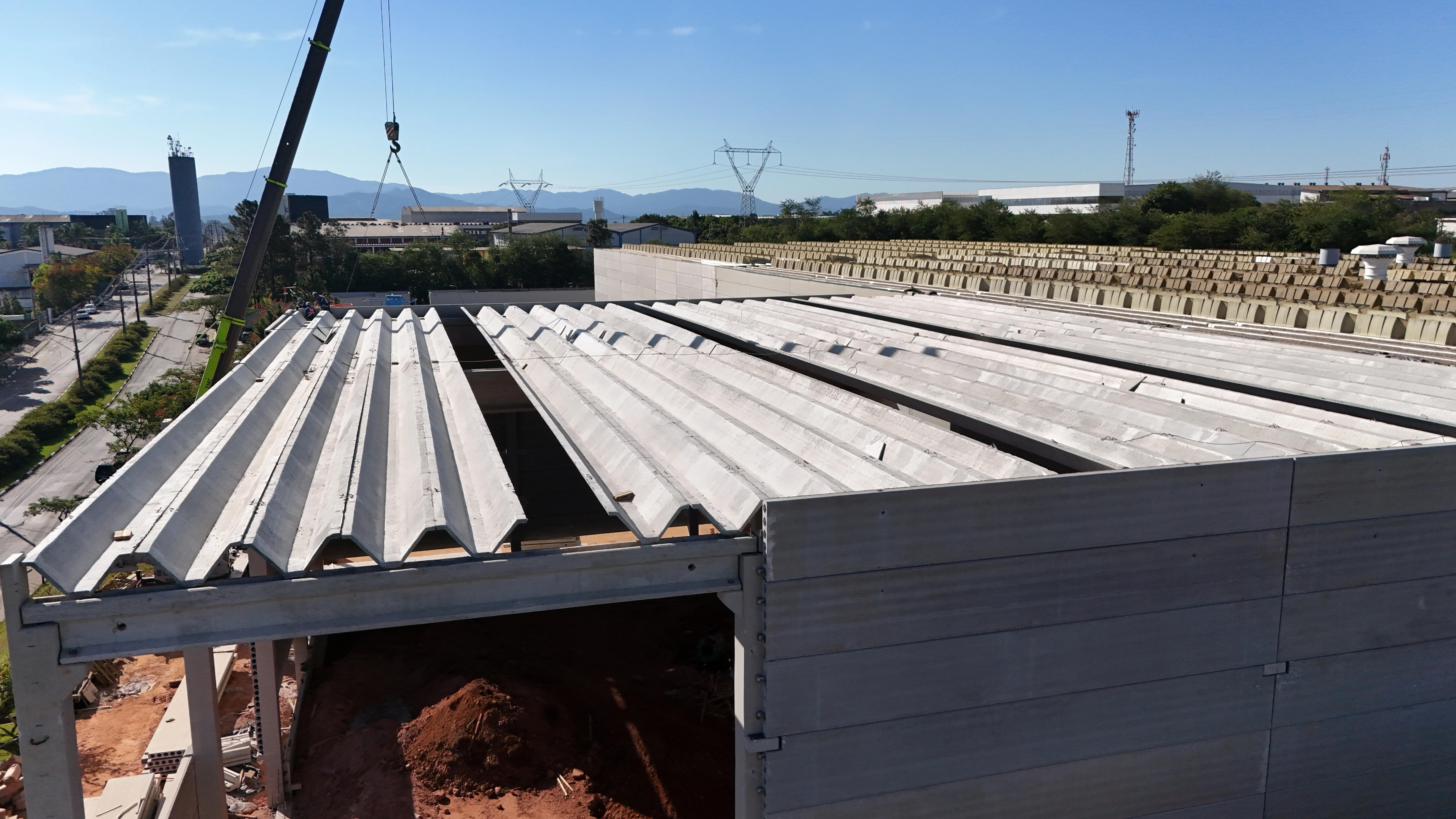 Telha W em concreto pré-fabricado, solução durável e de alto desempenho para coberturas.