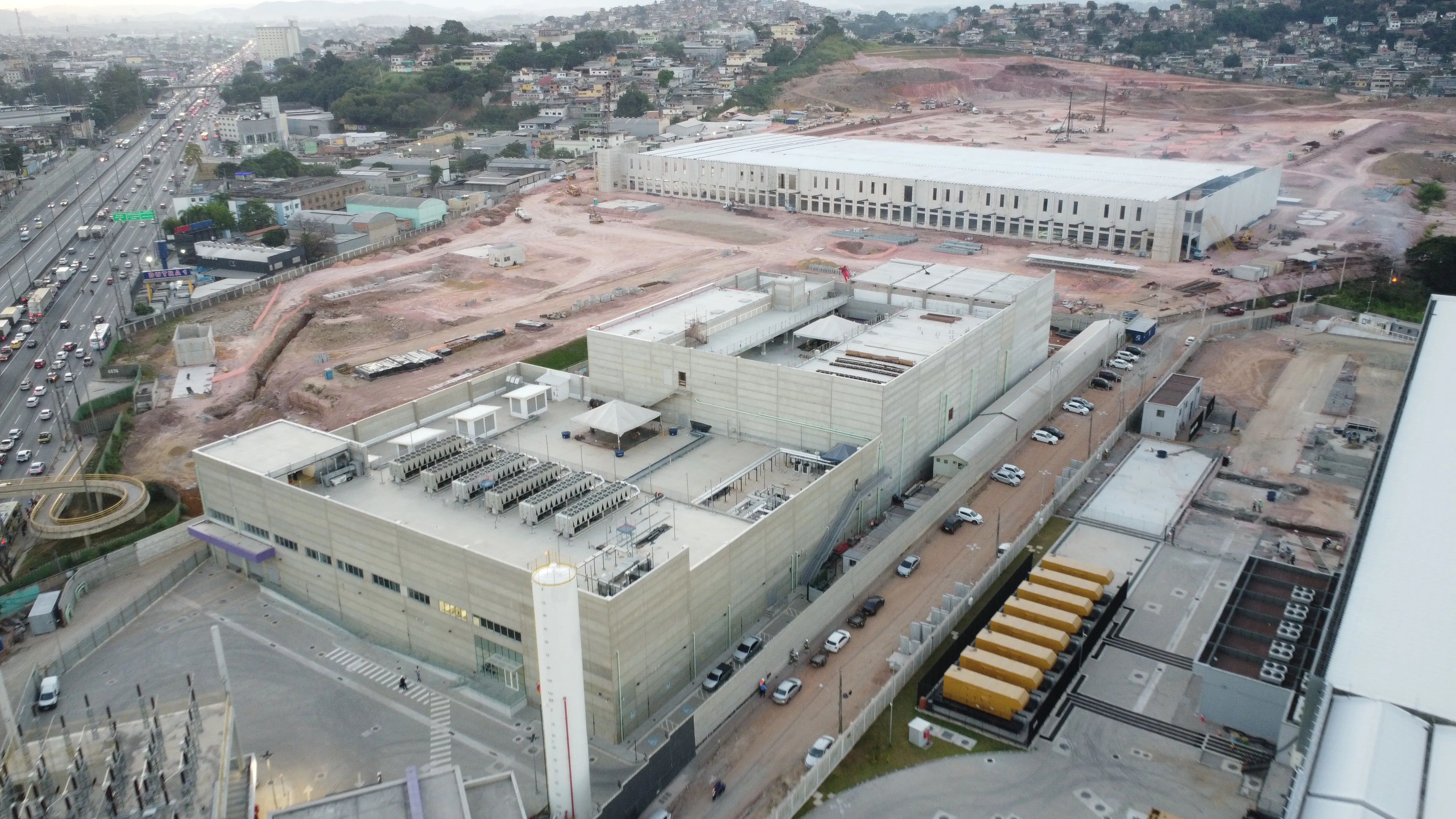 Painel maciço em concreto pré-fabricado Cassol, solução resistente e confiável para construção.